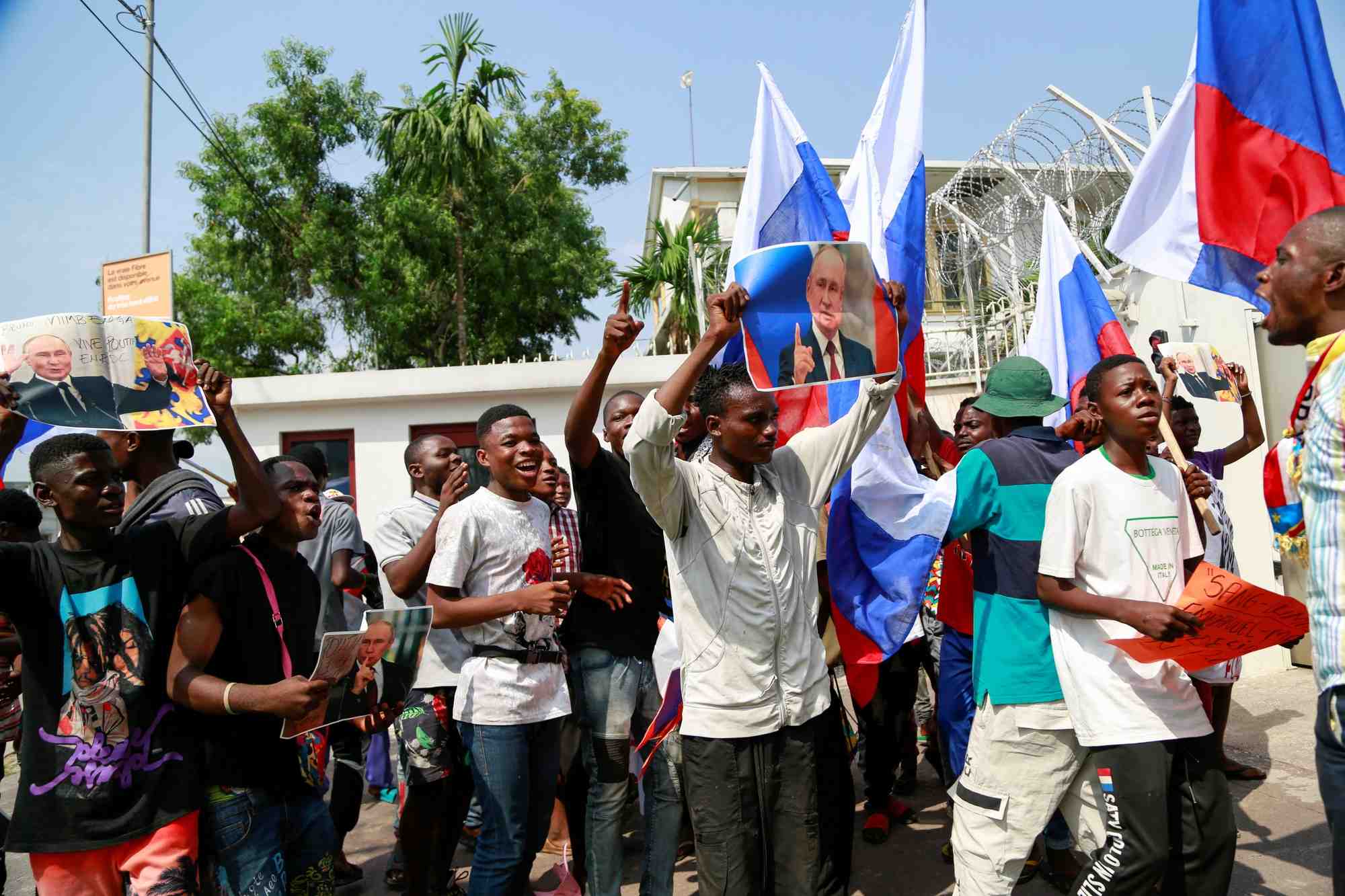 Certains congolais protestent et remettent en question le but de la visite de macron