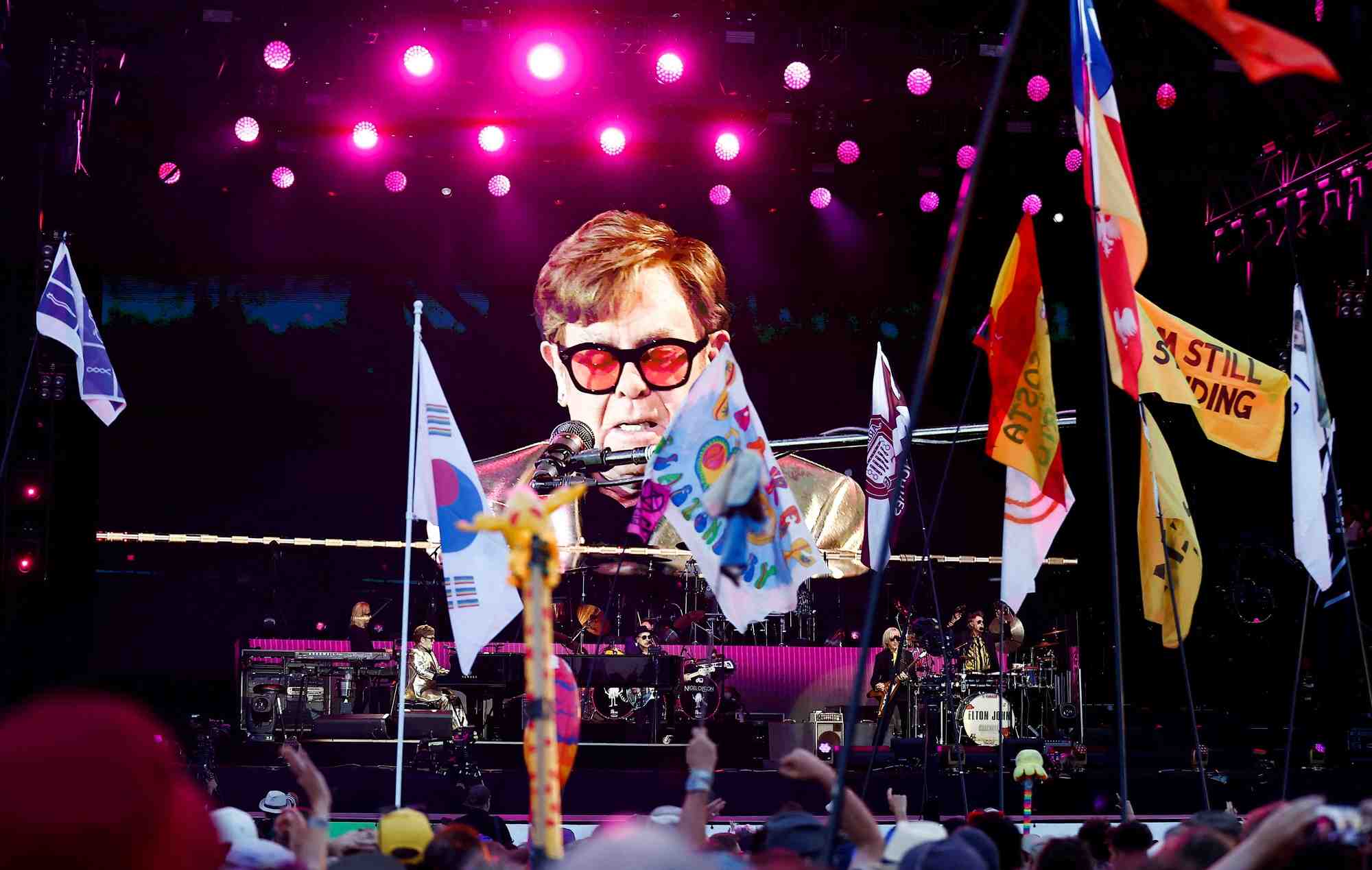 Photo d'archives de elton john a glastonbury, en grande-bretagne