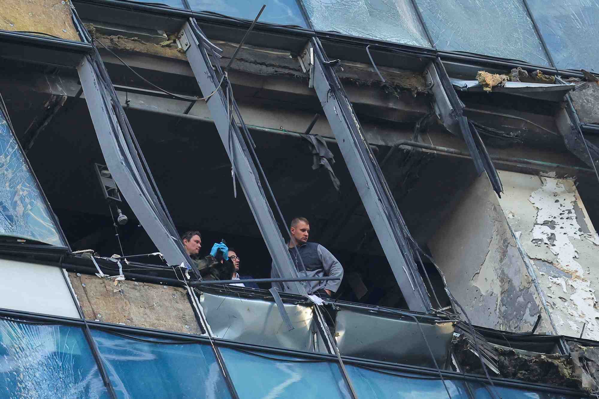 Les services de securite russes inspectent un batiment endommage a moscou apres une attaque de drone