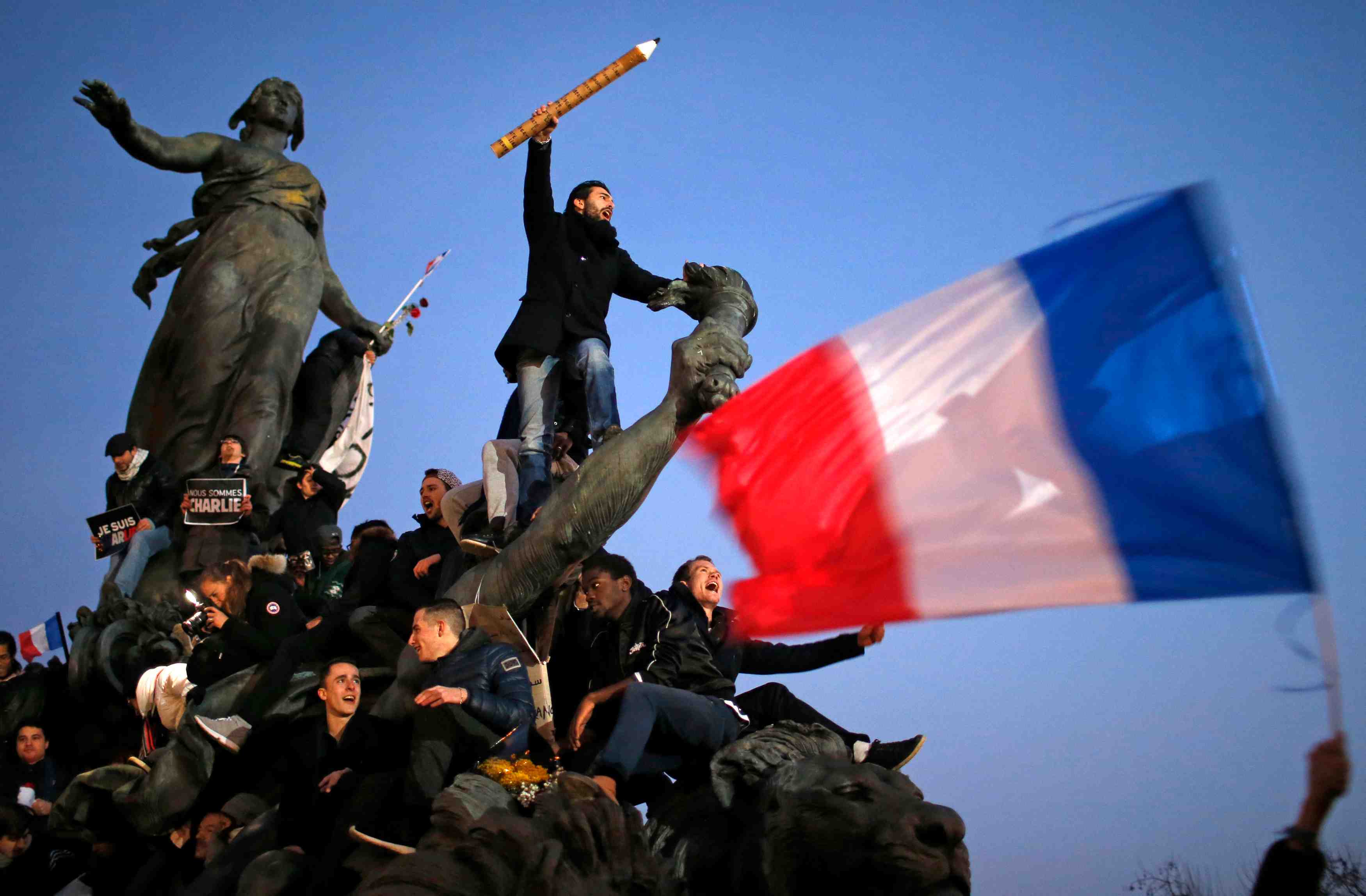 Apres les attentats, gouvernement et ump pronent un travail parlementaire bipartisan
