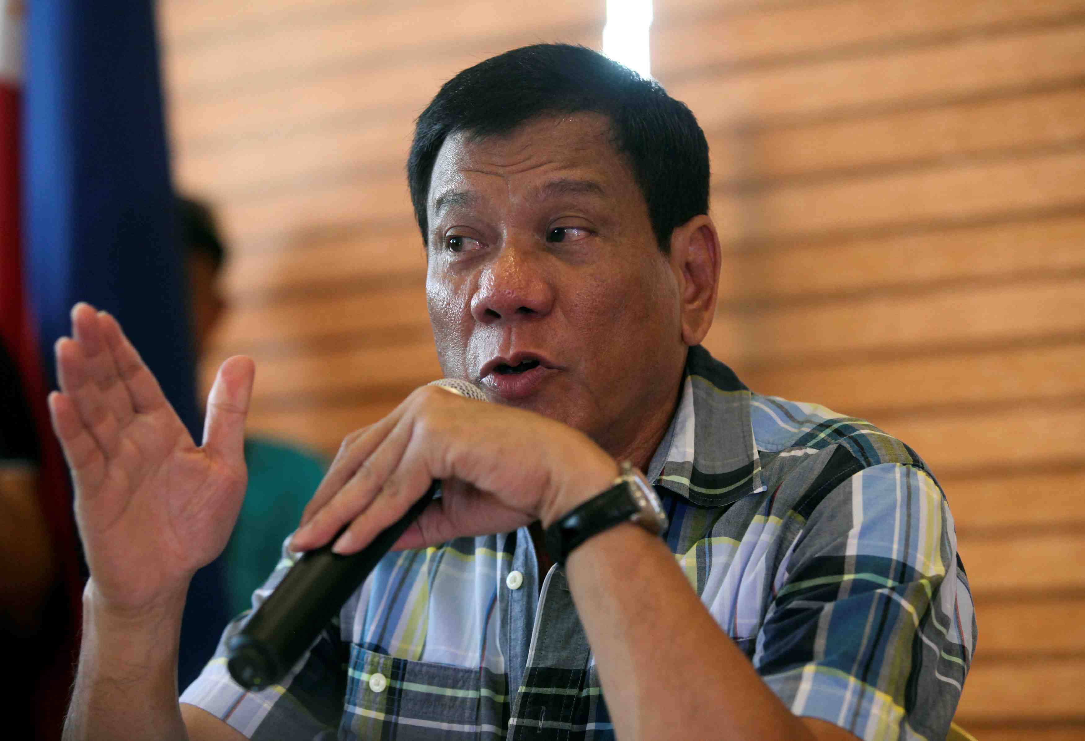 Main tendue du president-elu des philippines aux communistes