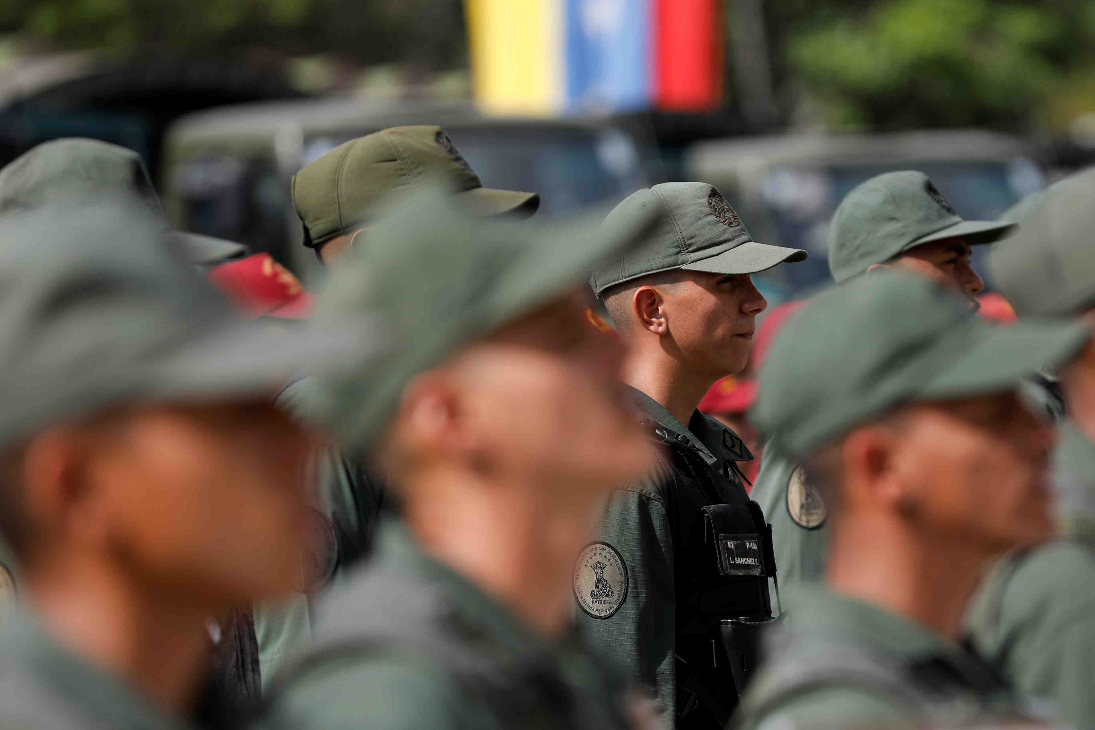 Quinze officiers de haut rang arretes au venezuela