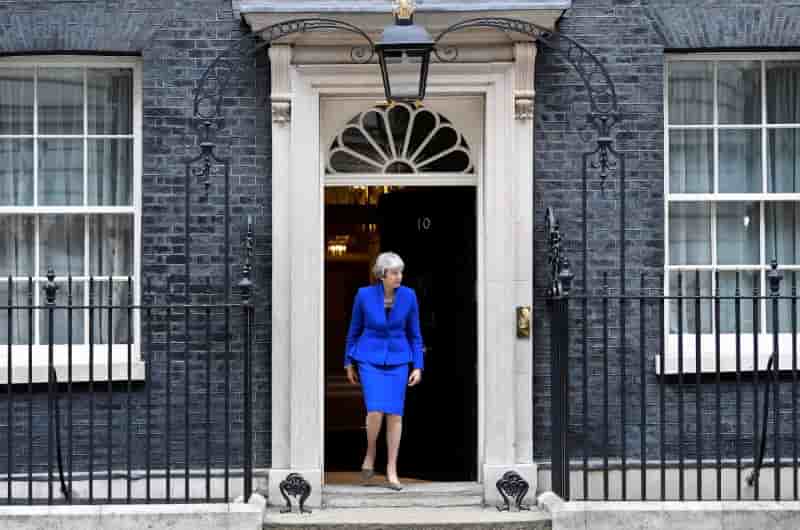 May prone une reflexion sur le statut militaire de son pays