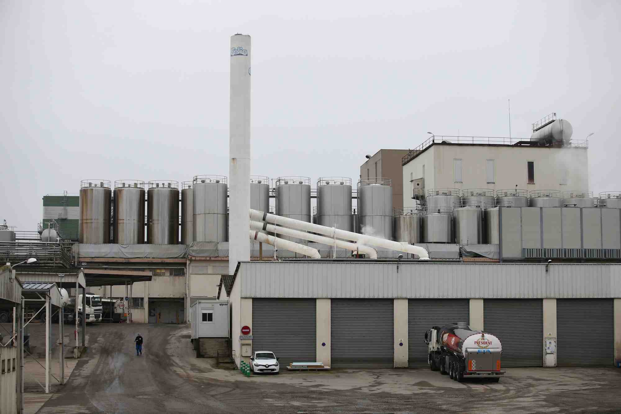 Du lait lactalis suspect ecoule, selon le canard et l'afvlcs