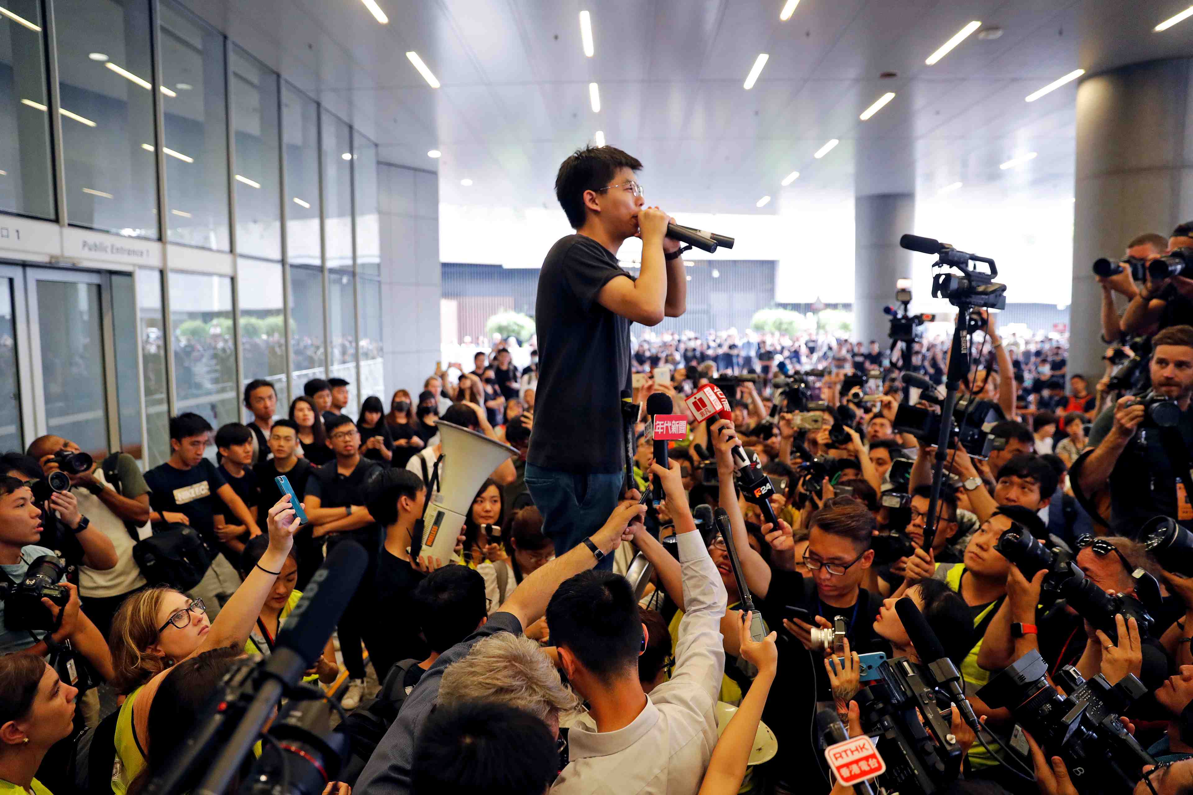Hong kong: arrestation du militant pro-democratie joshua wong