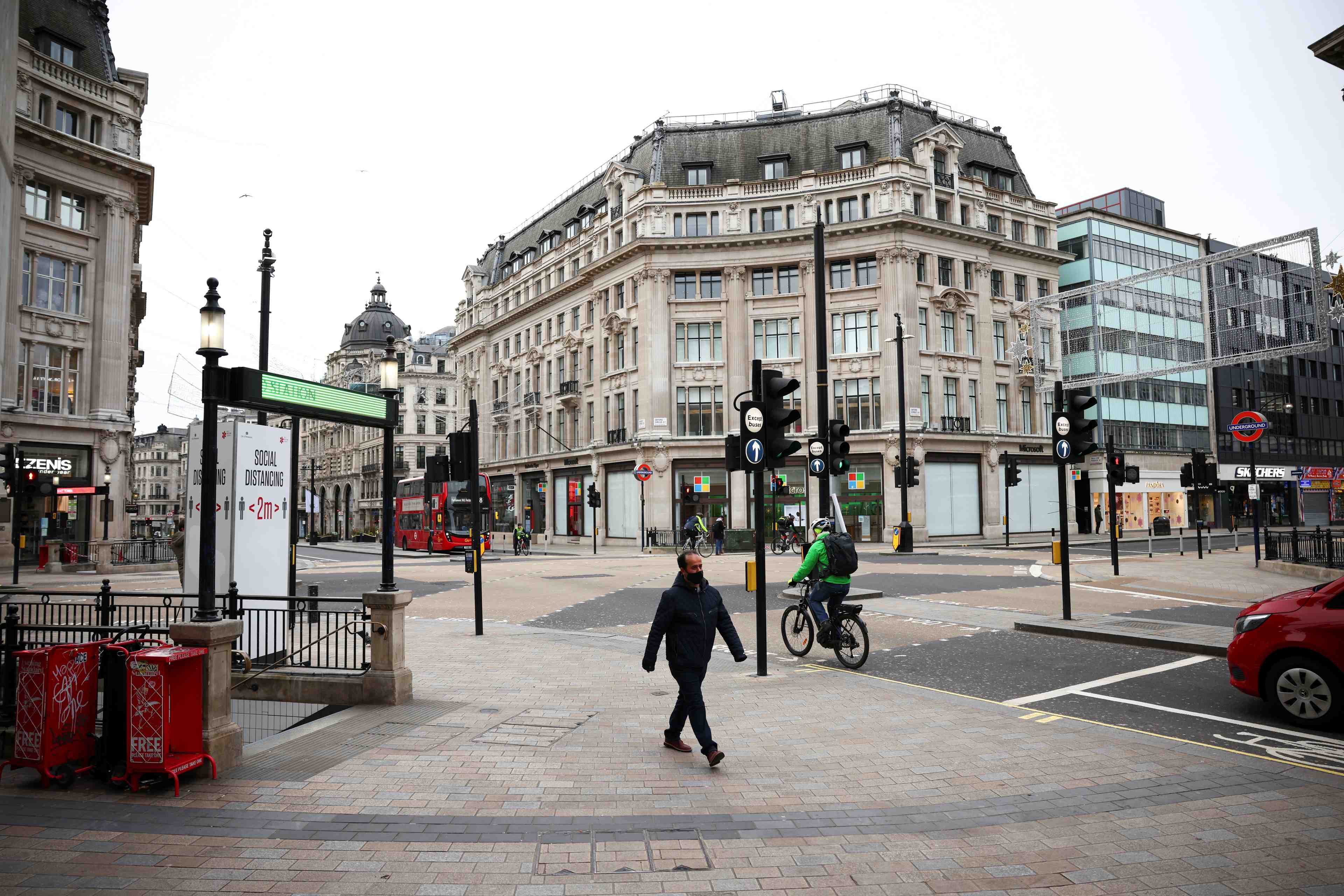 L'ambassadeur de birmanie a londres dit etre tenu a l'ecart de l'ambassade