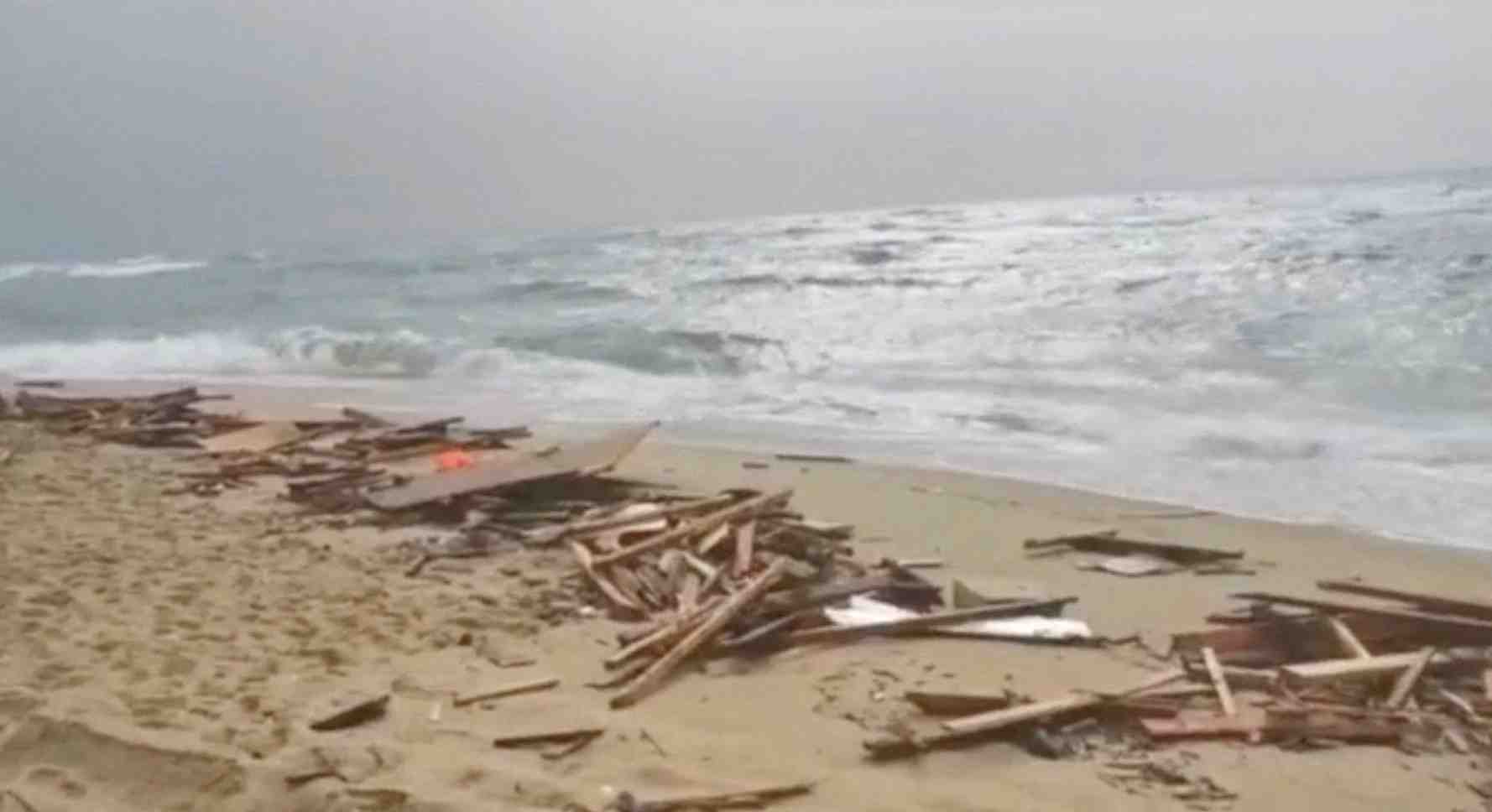 Photo de la plage ou des corps soupconnes des refugies ont ete trouves apres un naufrage au large de la cote est de la calabre, dans le sud de l'italie.