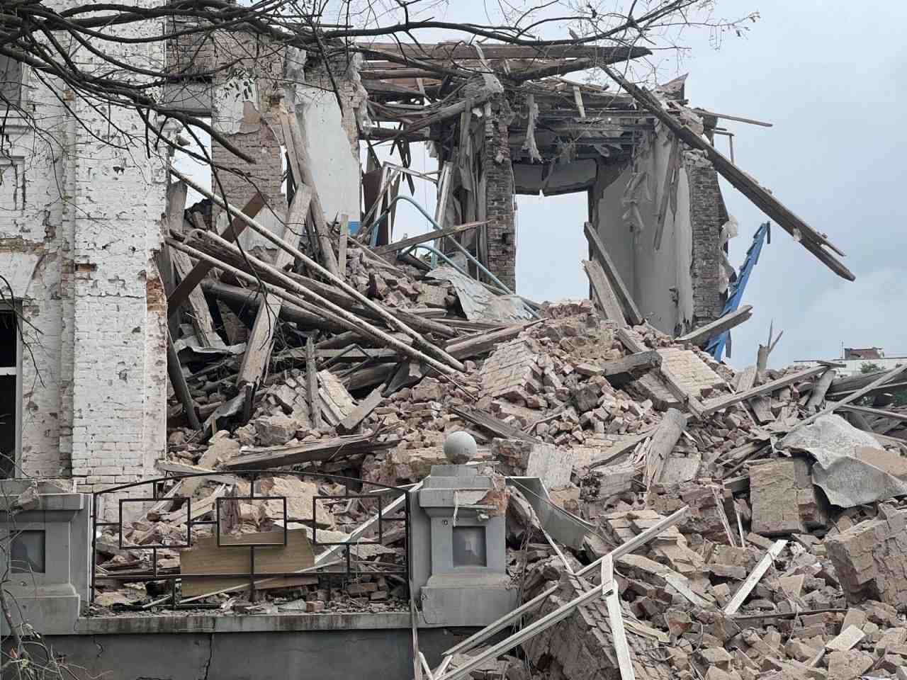 Un batiment detruit par une frappe aerienne russe a orikhiv