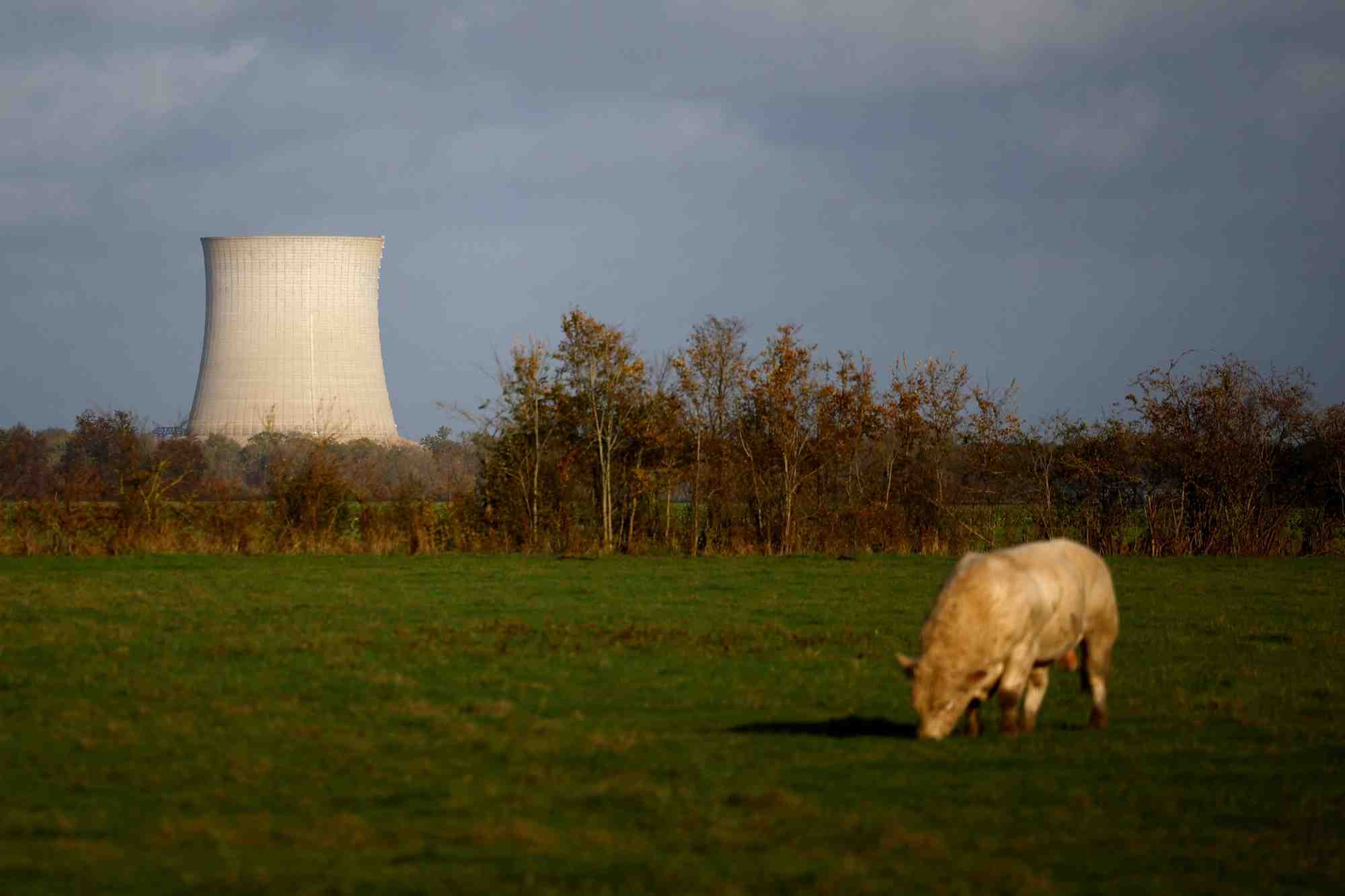 Vue sur l'une des tours de refroidissement de la centrale nucleaire de saint-laurent-des-eaux a muides