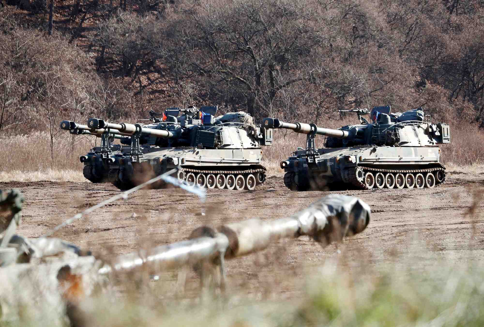 Des vehicules d'artillerie k-55 de l'armee sud-coreenne participent a un exercice militaire