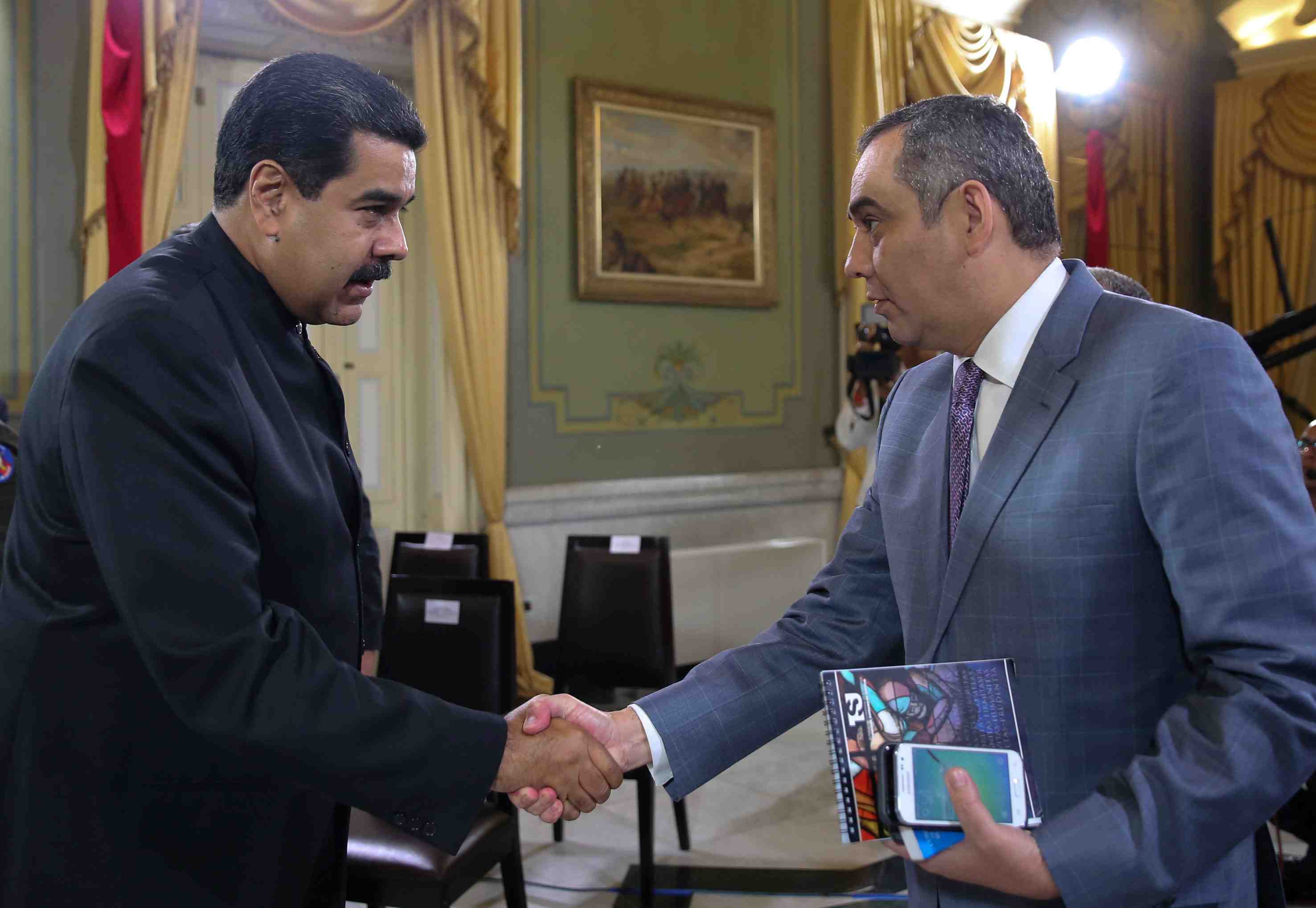 Maduro invite la cour supreme a revoir sa decision