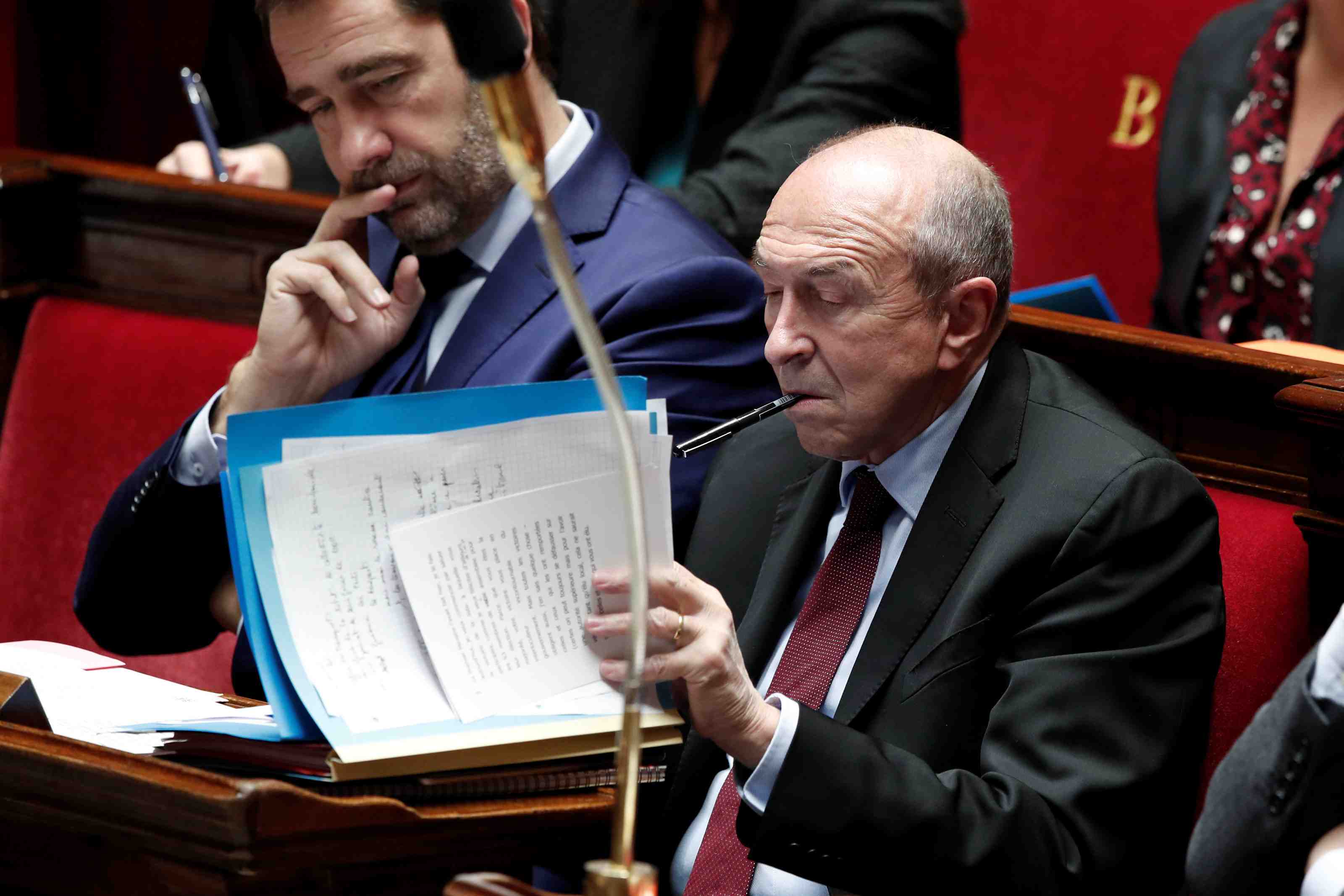 Collomb defend sa politique d'asile face aux critiques