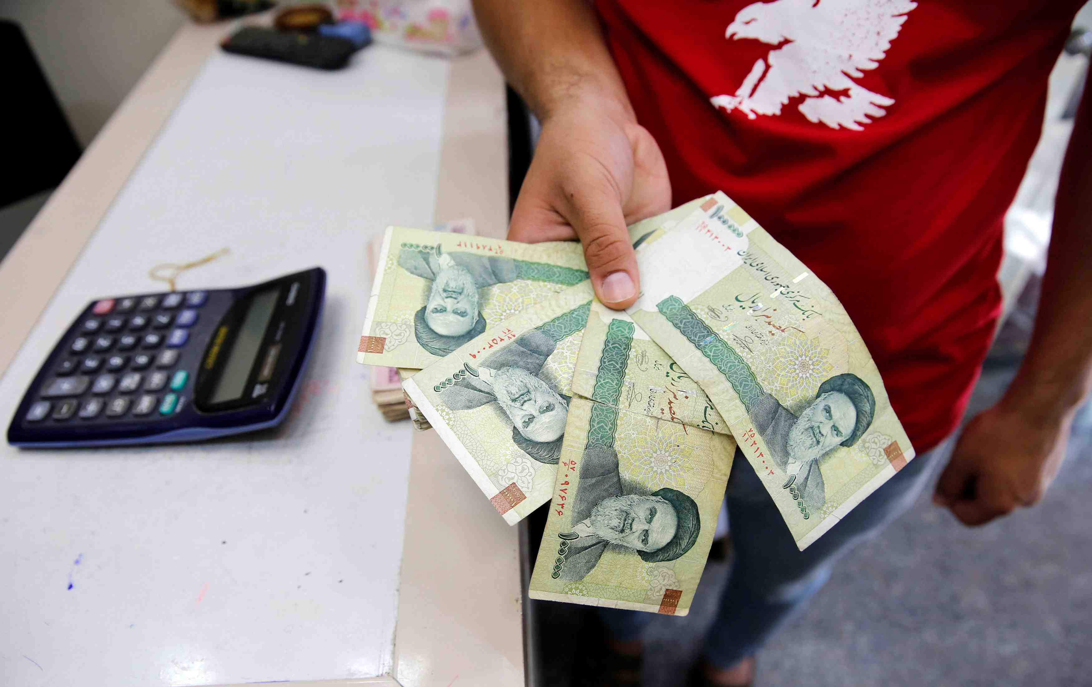Le rial iranien a un nouveau plus bas de 170.000 pour un dollar