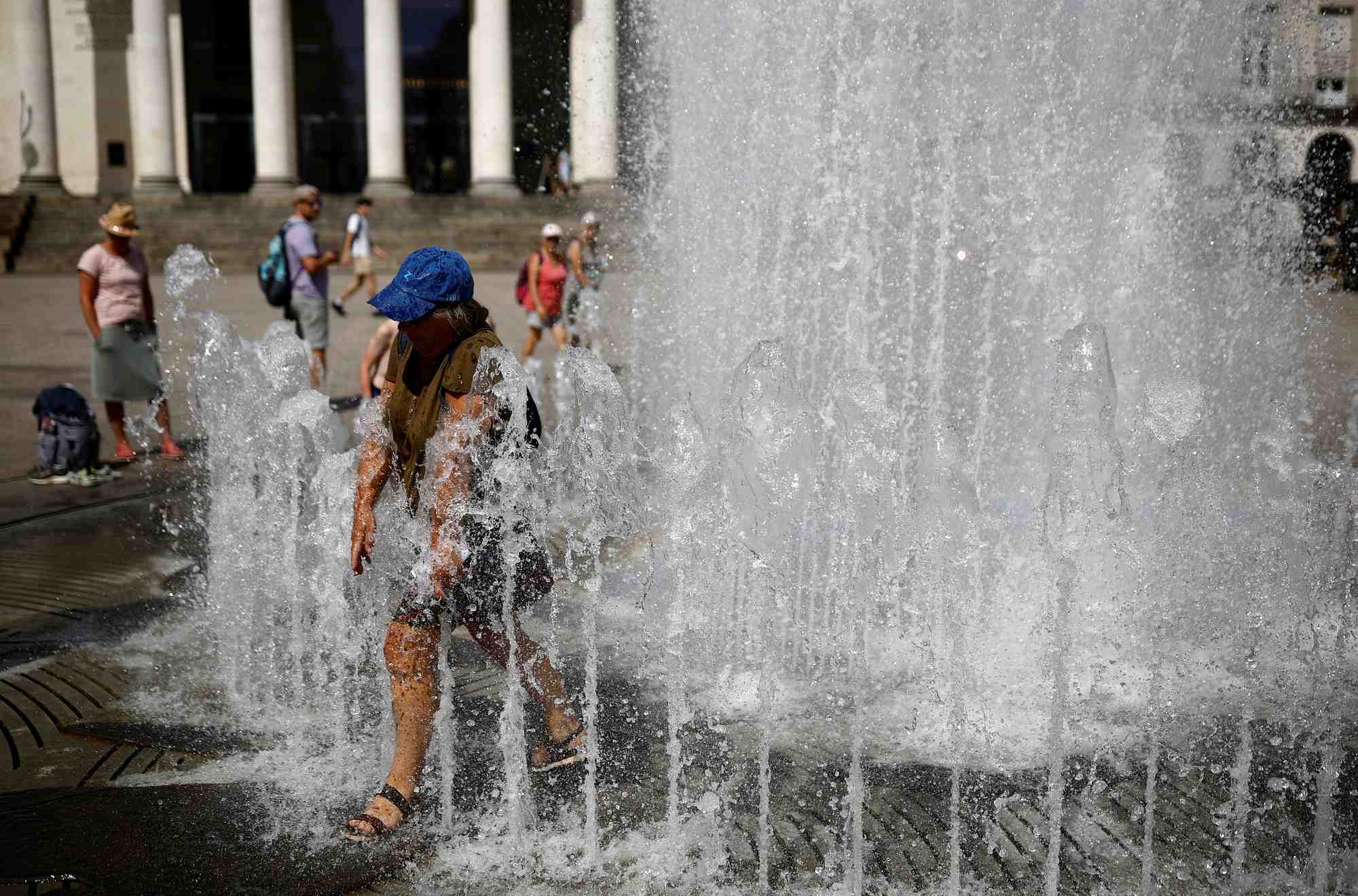 Des touristes en train de se rafraichir a nantes