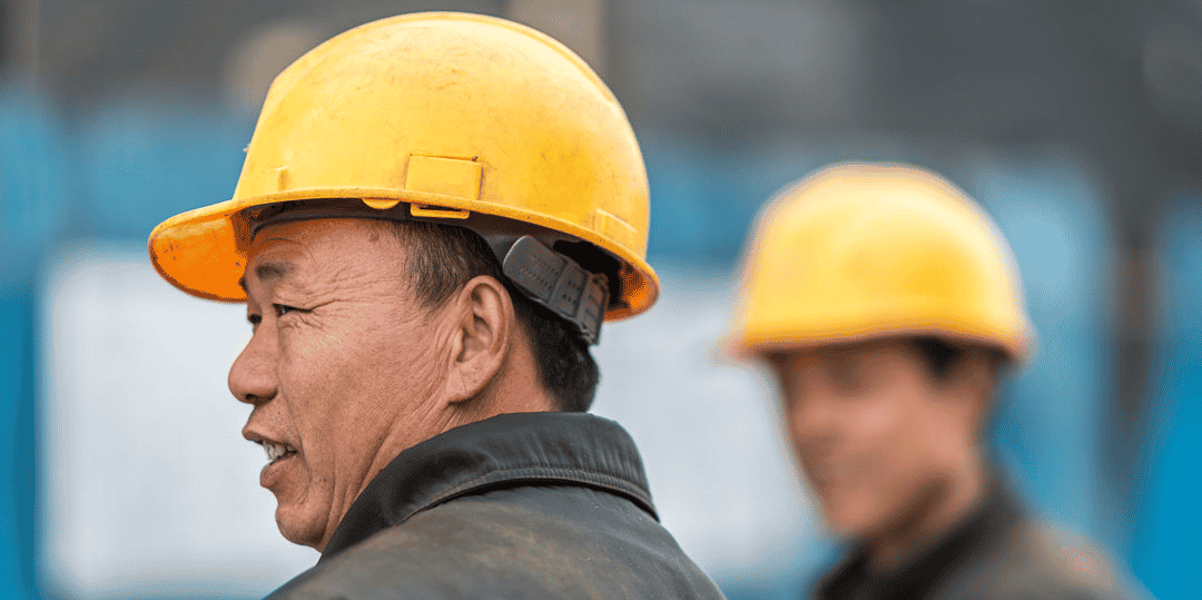 Avec les Nouvelles routes de la soie, la Chine a lancé d'importants projets d'infrastructures dans les pays en développement, en n'hésitant pas à débaucher ses propres ingénieurs et ouvriers sur place.