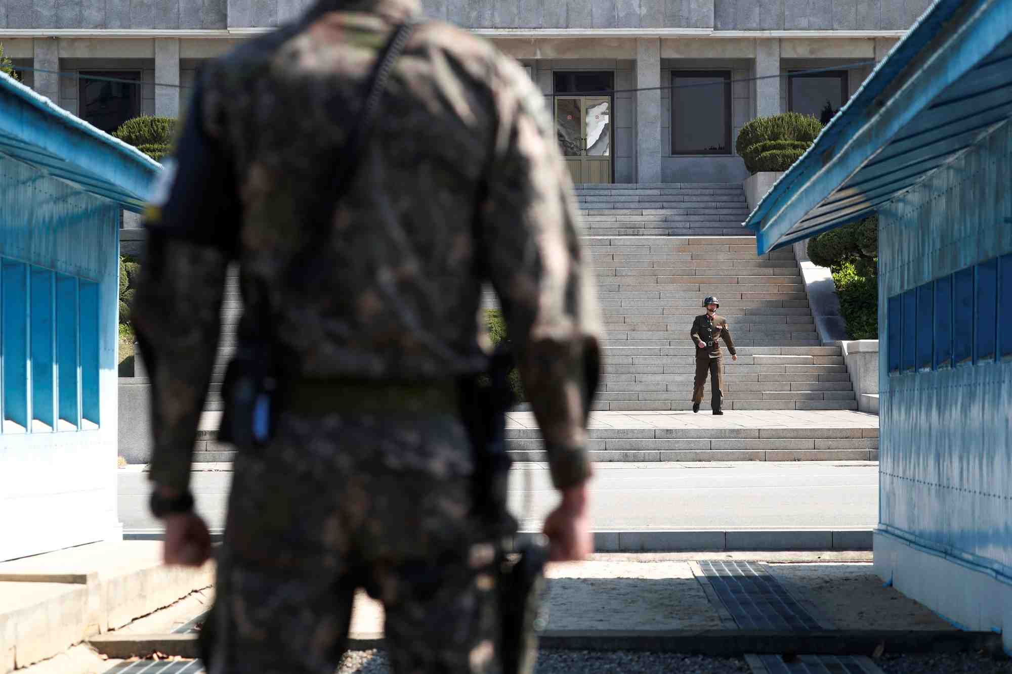 Un soldat nord-coreen patrouille a l'interieur de la zone demilitarisee