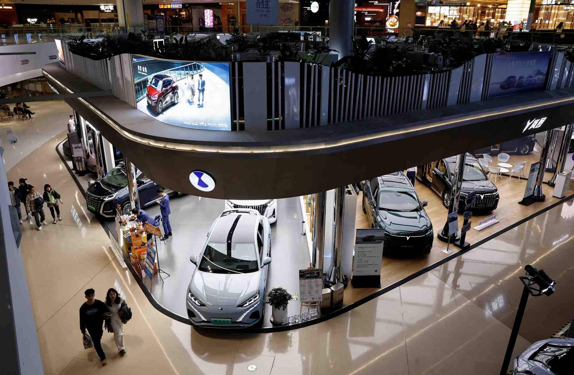 Vehicules electriques sur les stands de denza et du fabricant chinois voyah, dans un centre commercial de pekin