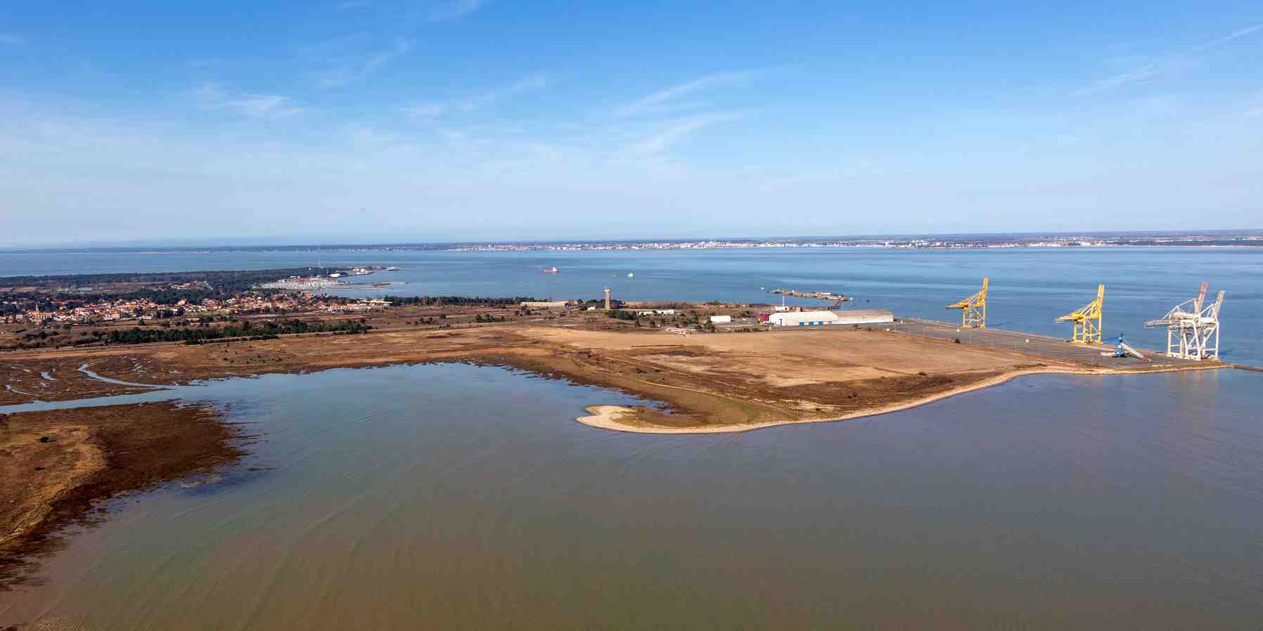 À l'abandon, l'ancien terminal portuaire du Verdon-sur-Mer pourrait accueillir une usine d'élevage de saumons.
