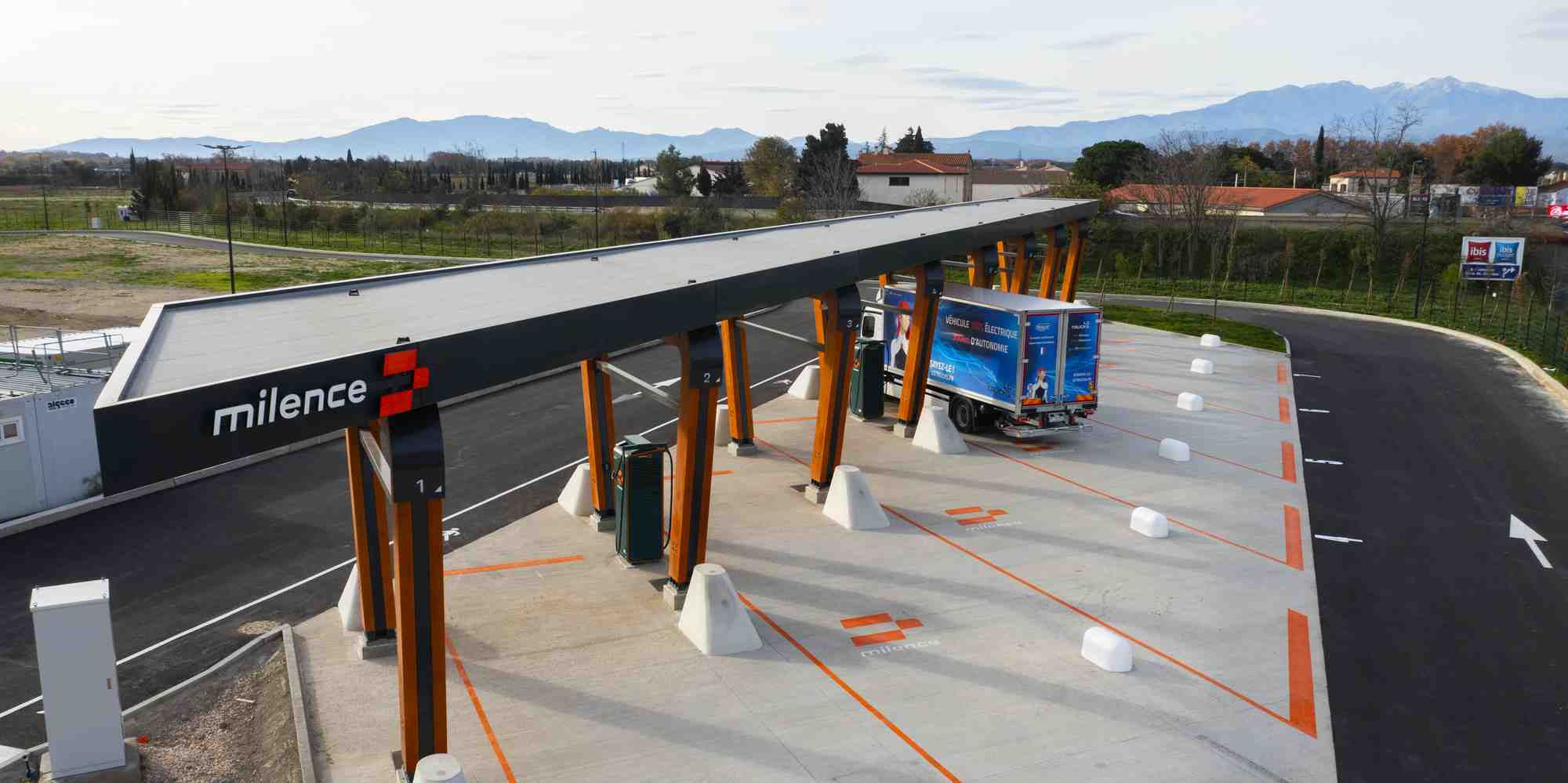 La société néerlandaise Milence vient d'installer des stations de recharge pour poids lourds électriques à Perpignan (photo) et Vendres.