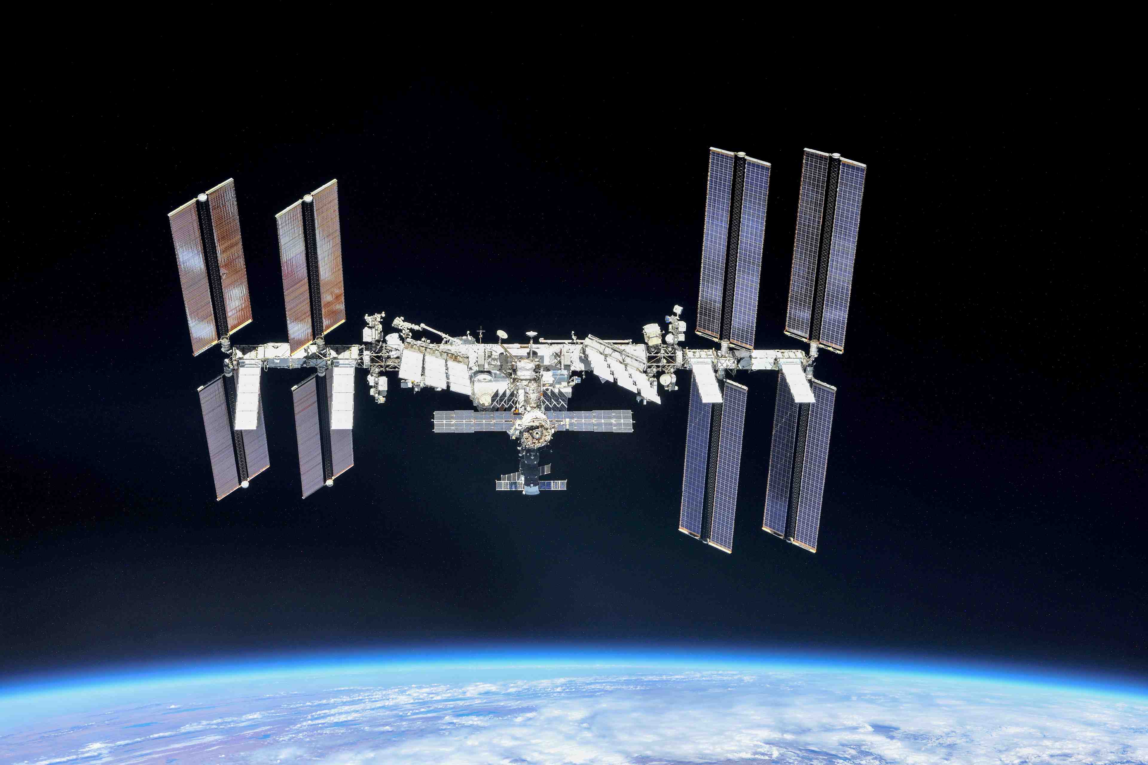 Espace: l'iss a manque de percuter un fragment d'une fusee americaine