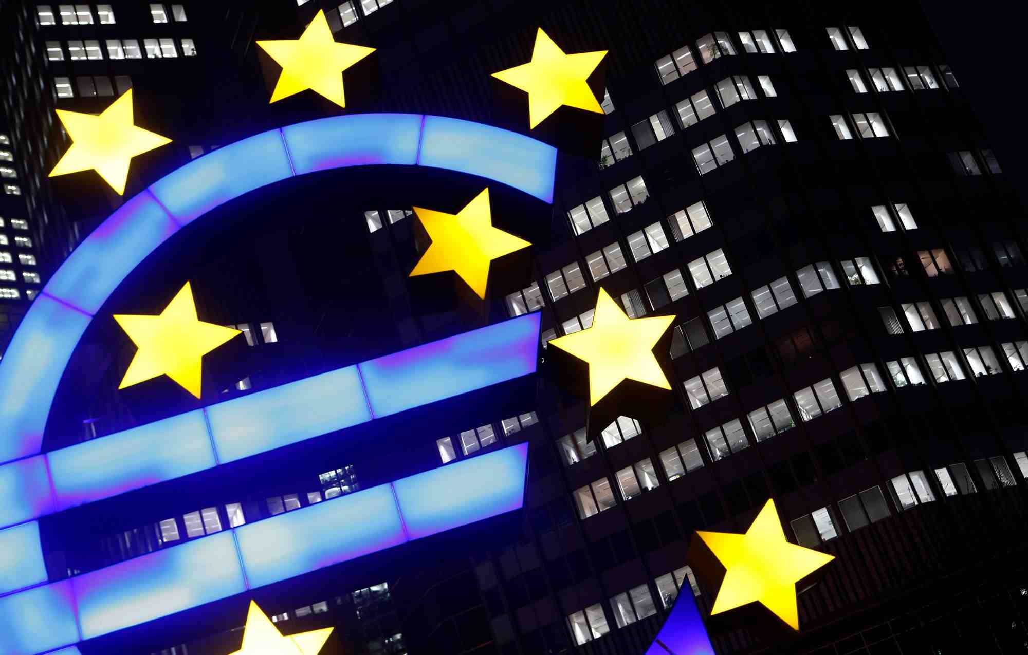 Le symbole de l'euro illumine de nuit devant le siege de la banque centrale europeenne (bce) a francfort.