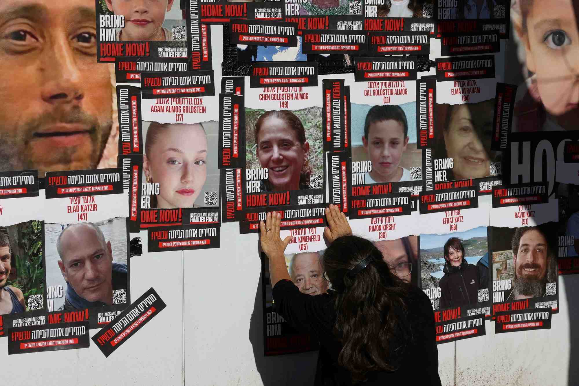 Des affiches de personnes enlevees