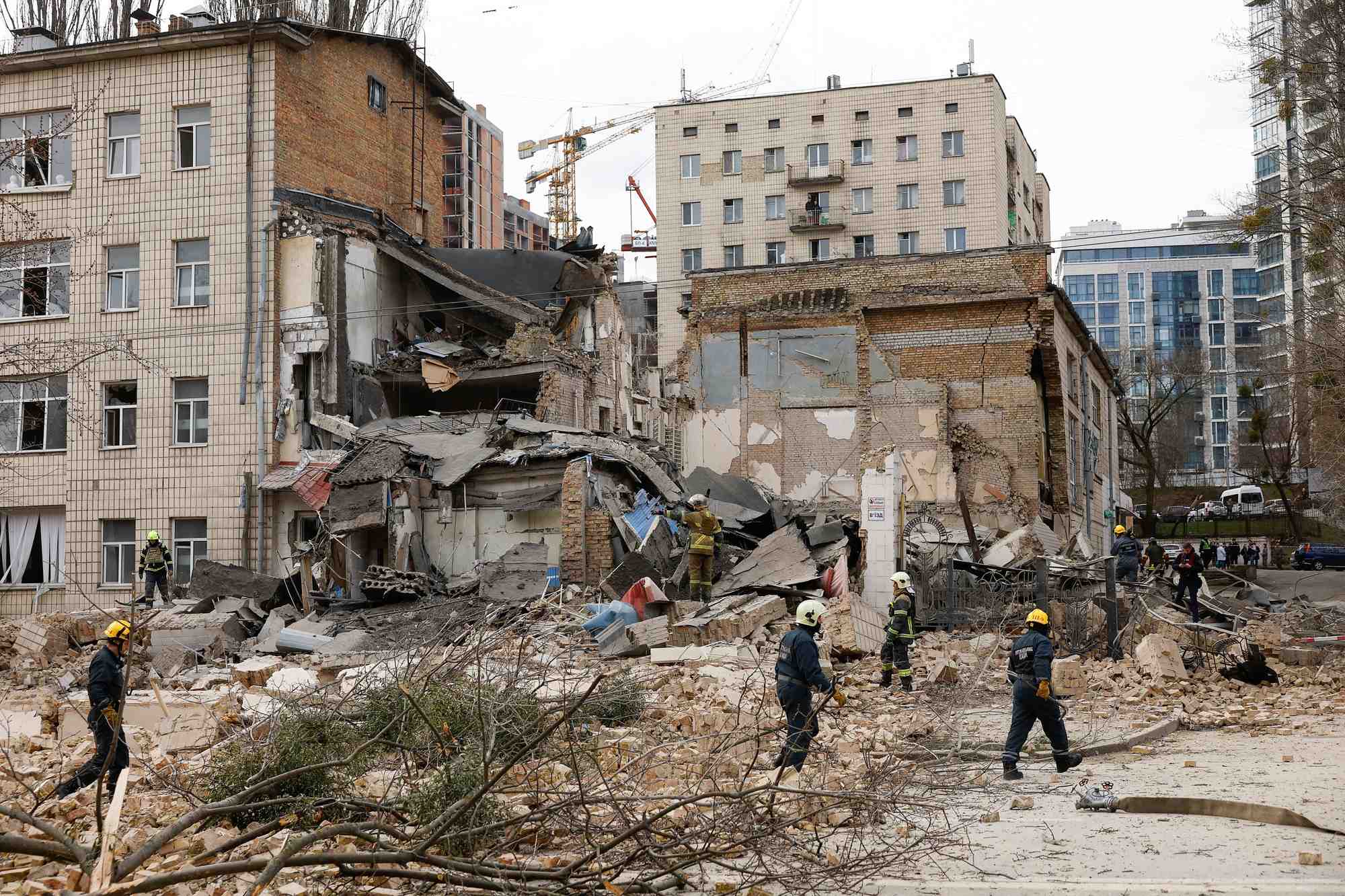 Photo des sauveteurs qui travaillent sur le site d'un batiment endommage par une frappe de missile russe a kyiv