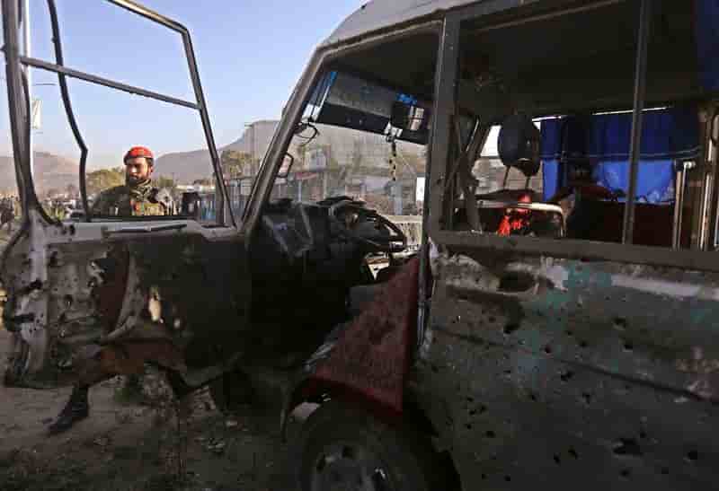 Quatre morts dans un attentat contre un car militaire à Kaboul