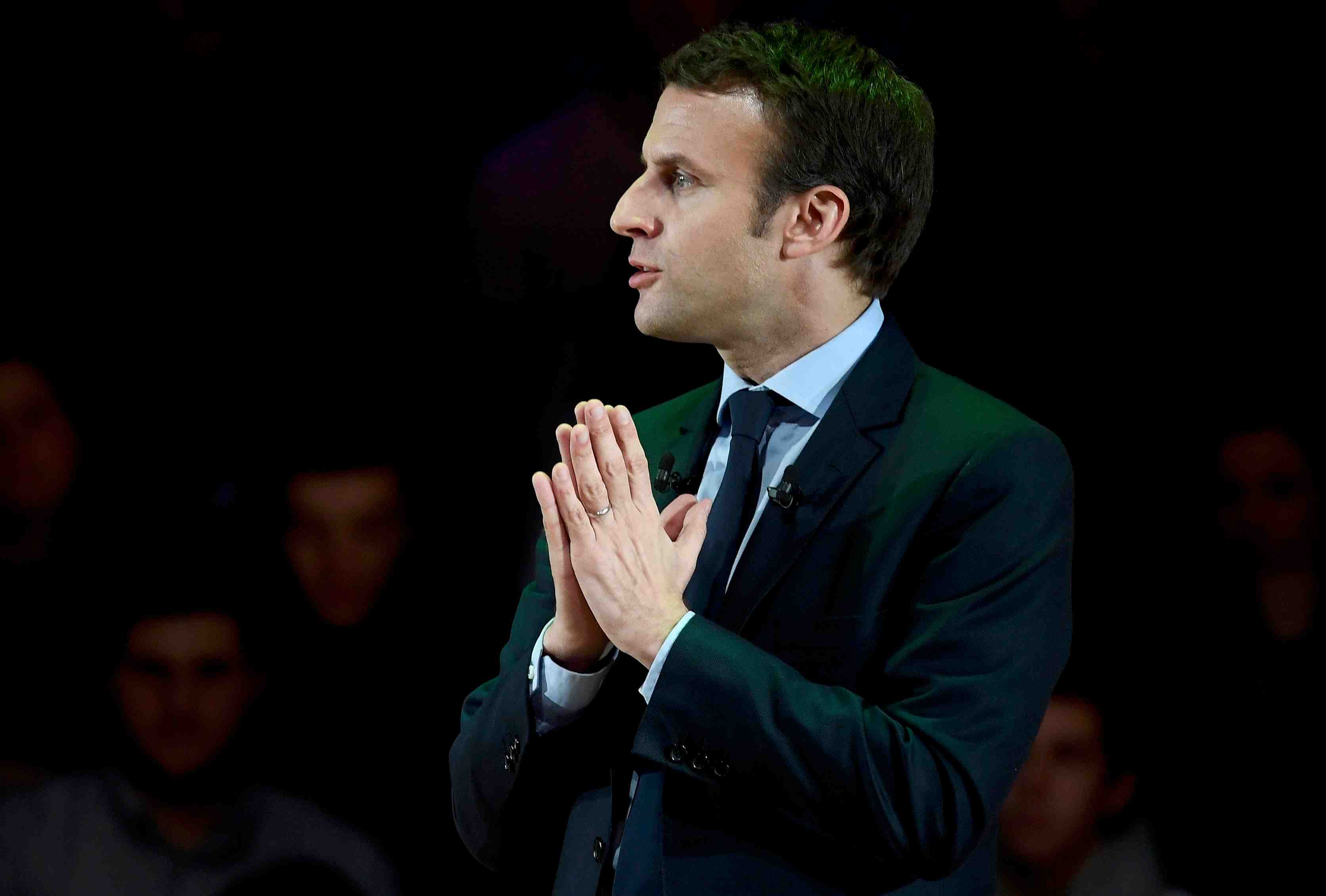 Macron creuse l'ecart avec fillon mais reste derriere le pen