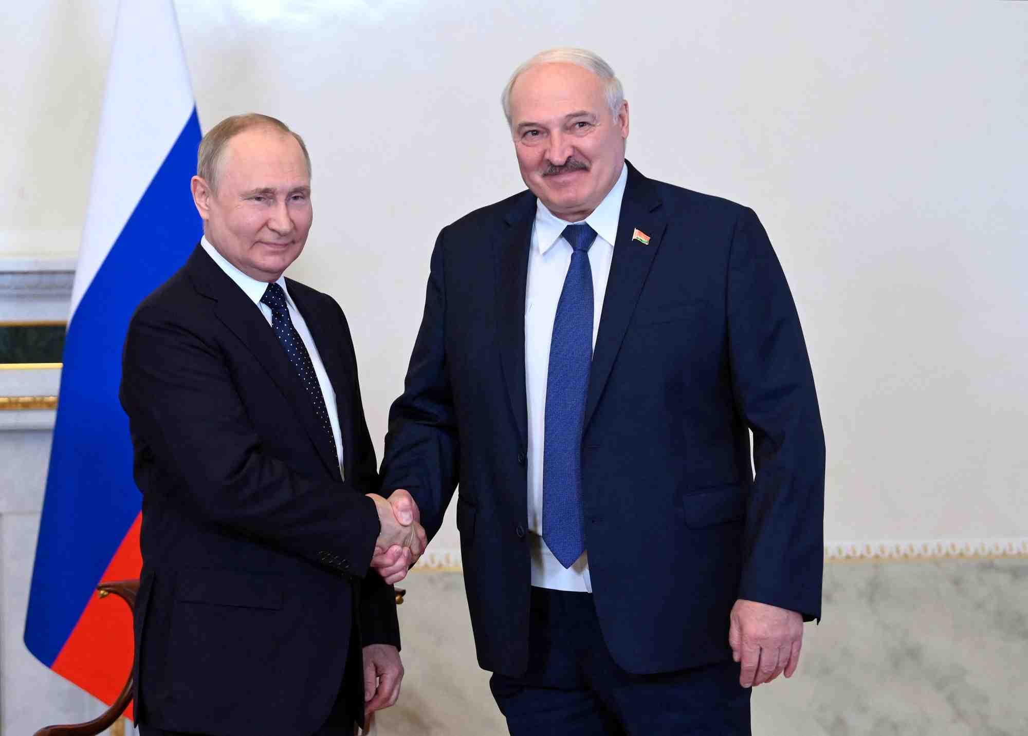 Poutine promet des missiles a capacite nucleaire a la bielorussie