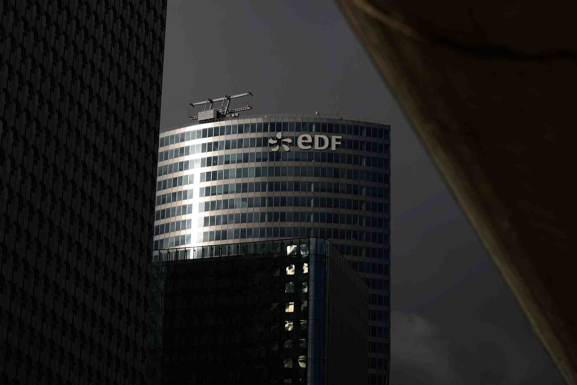 France: des actionnaires salaries d'edf ont depose plainte contre x