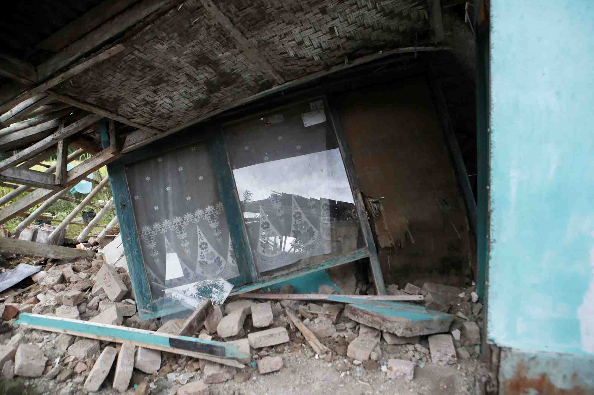 Une maison endommagee apres le seisme qui a frappe la ville de cianjur, en indonesie