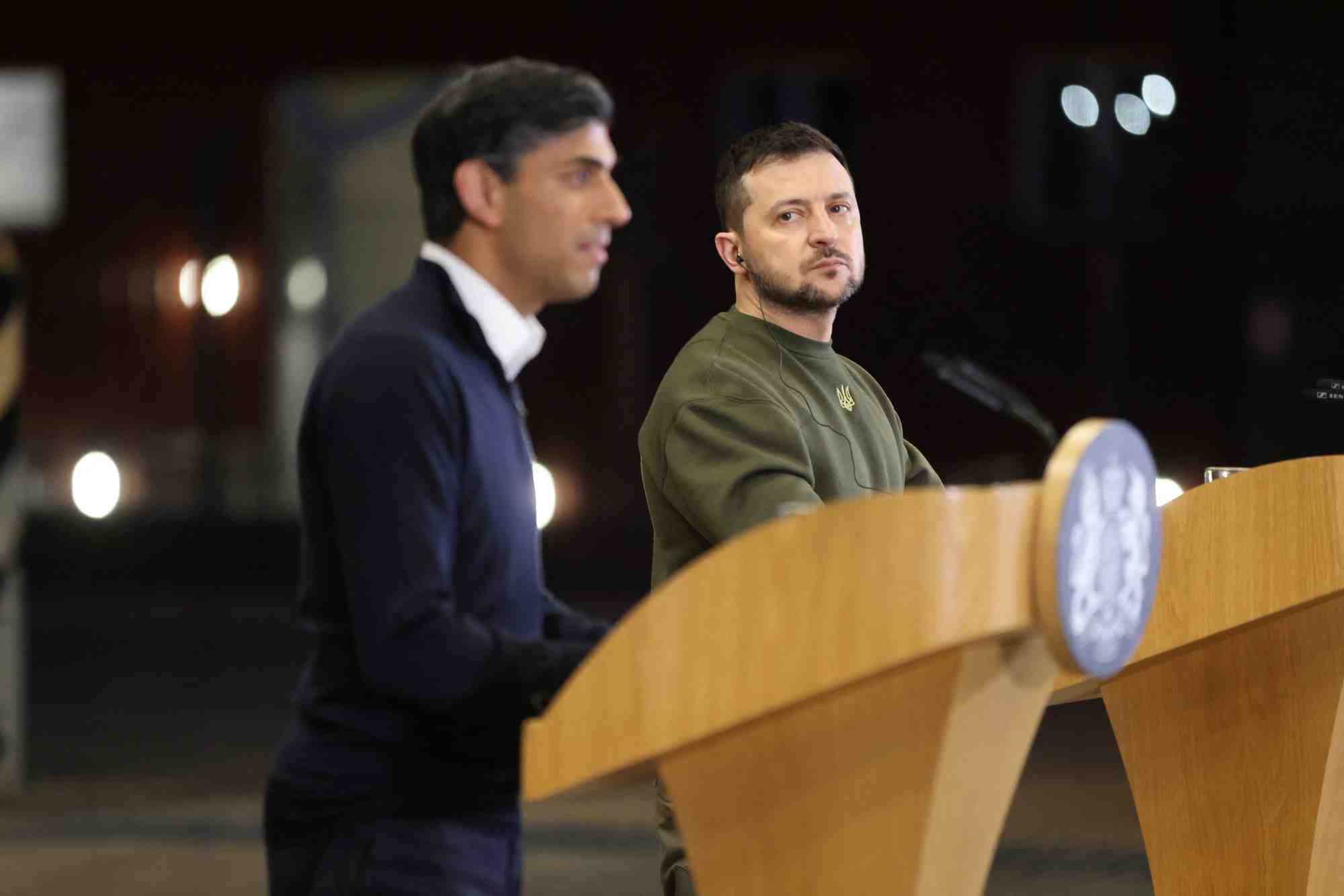 Le president ukrainien volodymyr zelenskiy et le premier ministre britannique rishi sunak dans dorset, en grande-bretagne