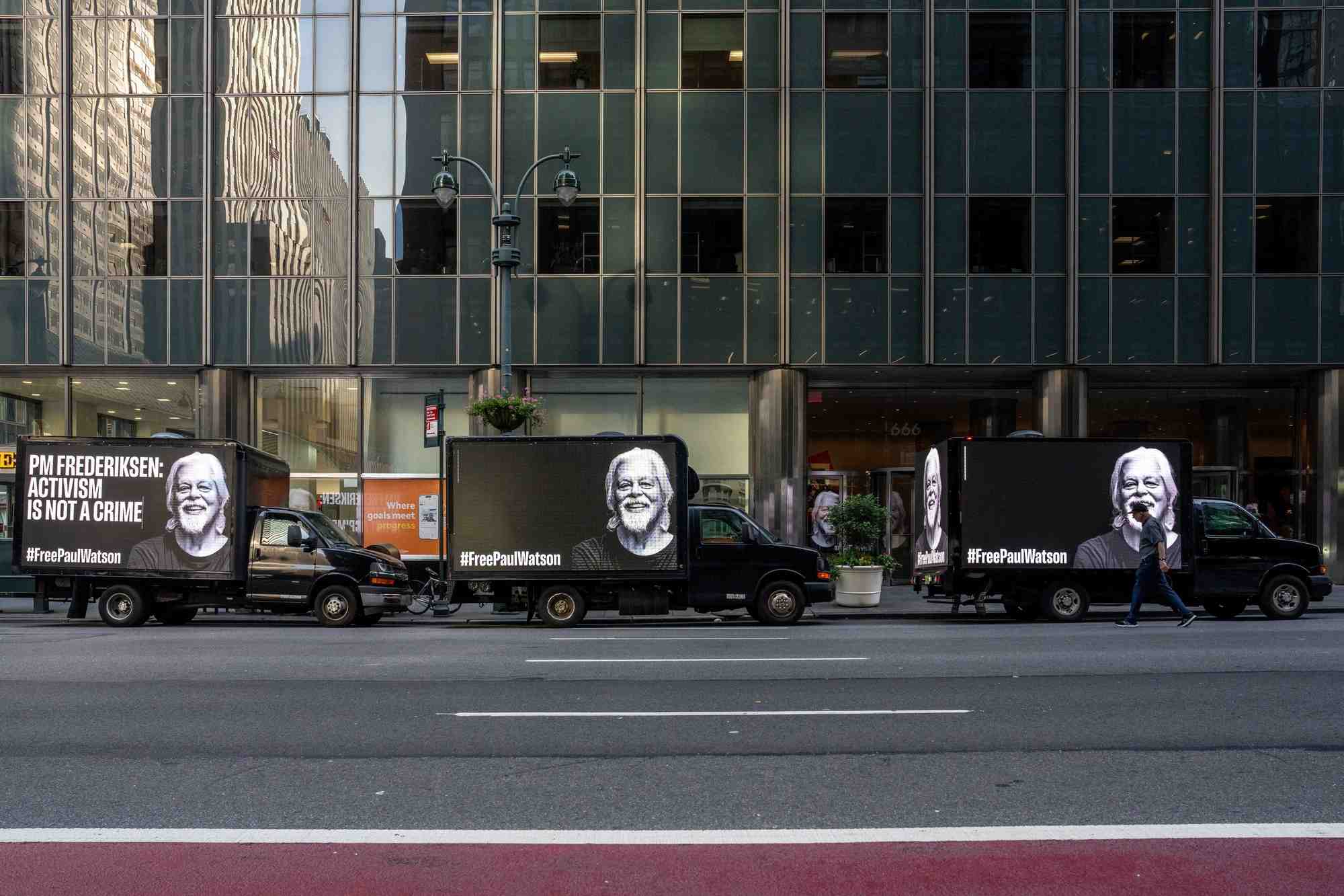 Des camions avec des panneaux d'affichage numeriques affichant une photo de paul watson et appelant a sa liberation sont visibles a new york, aux etats-unis