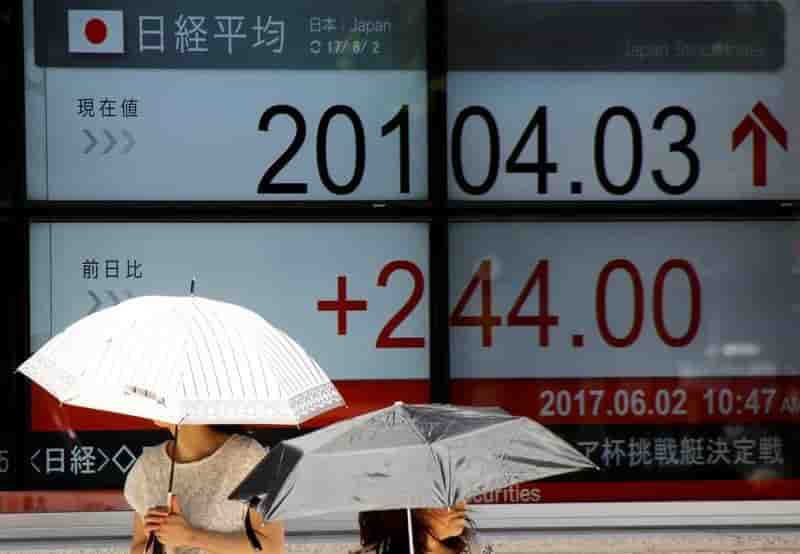 Tokyo termine en hausse
