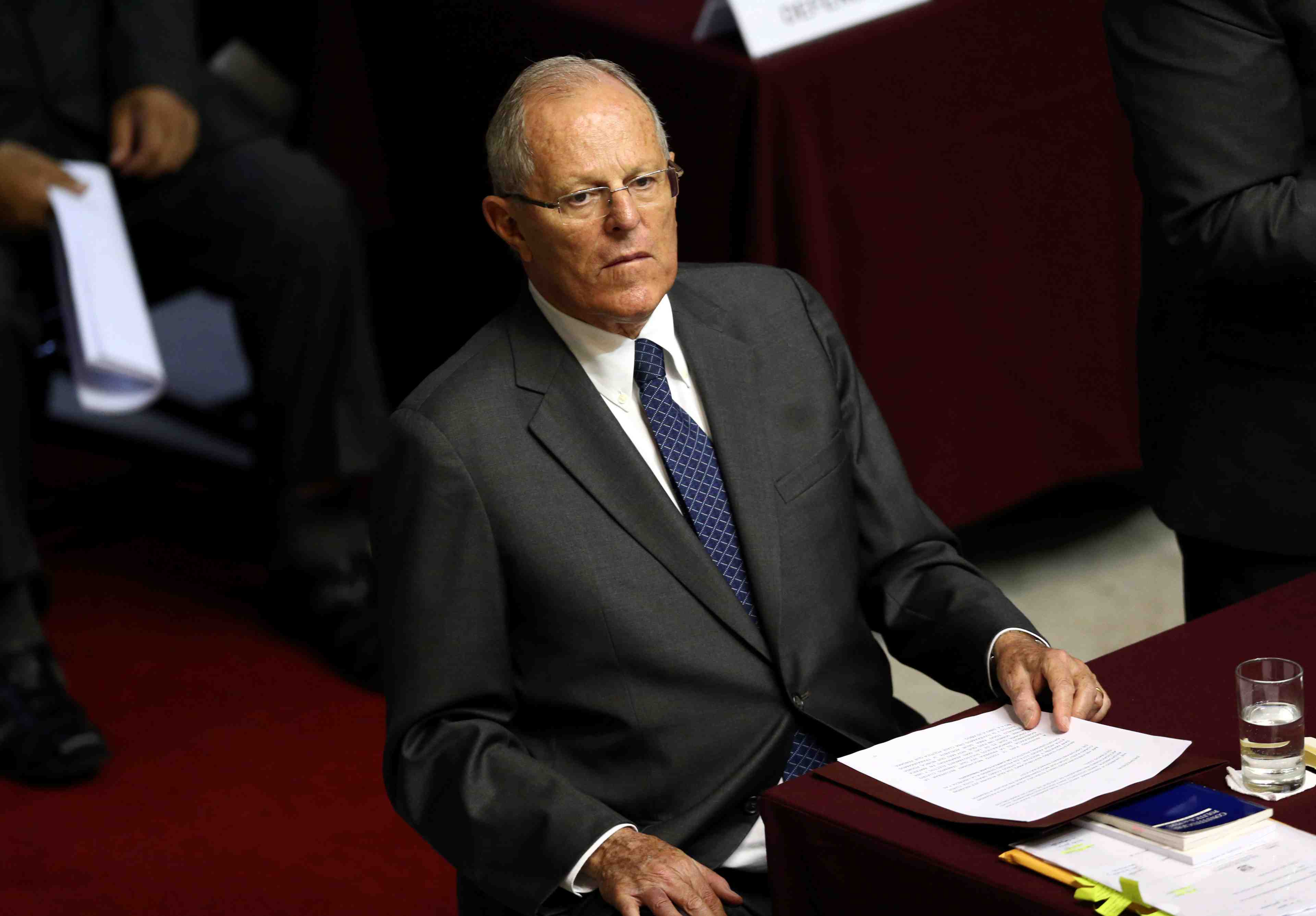 Le president peruvien echappe a la destitution