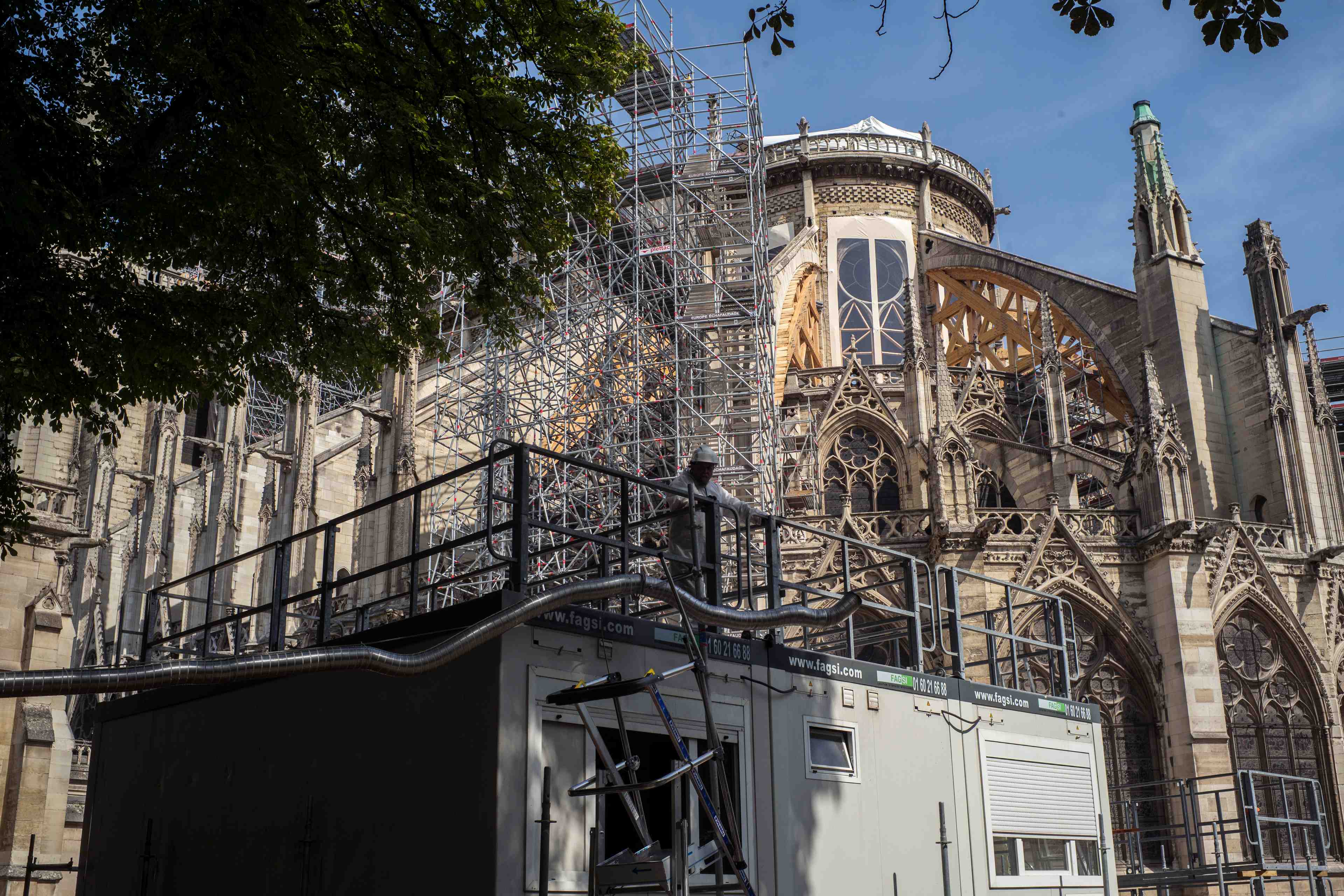 Ceremonie de paques dans notre-dame de paris convalescente