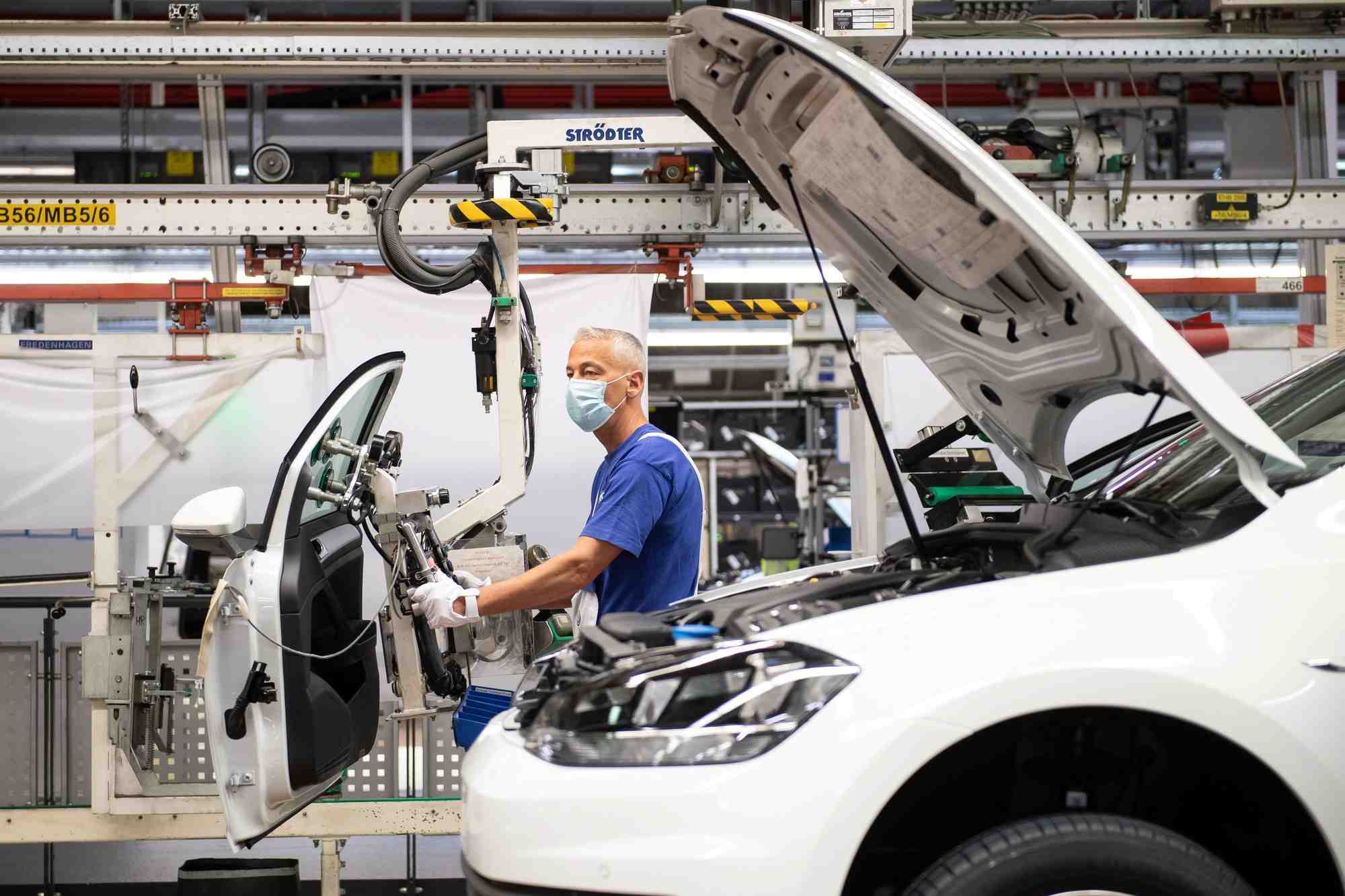 Zone euro: chute record de la production industrielle en avril