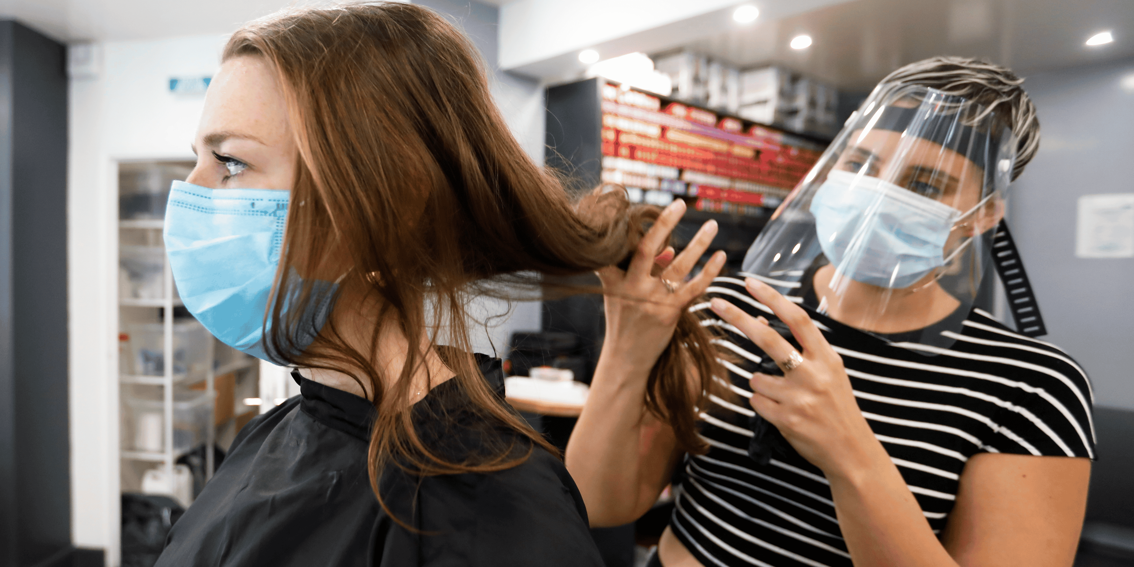 Les coiffeurs testent les nouvelles mesures anti-coronavirus avant la réouverture des salons, le 9 mai 2020