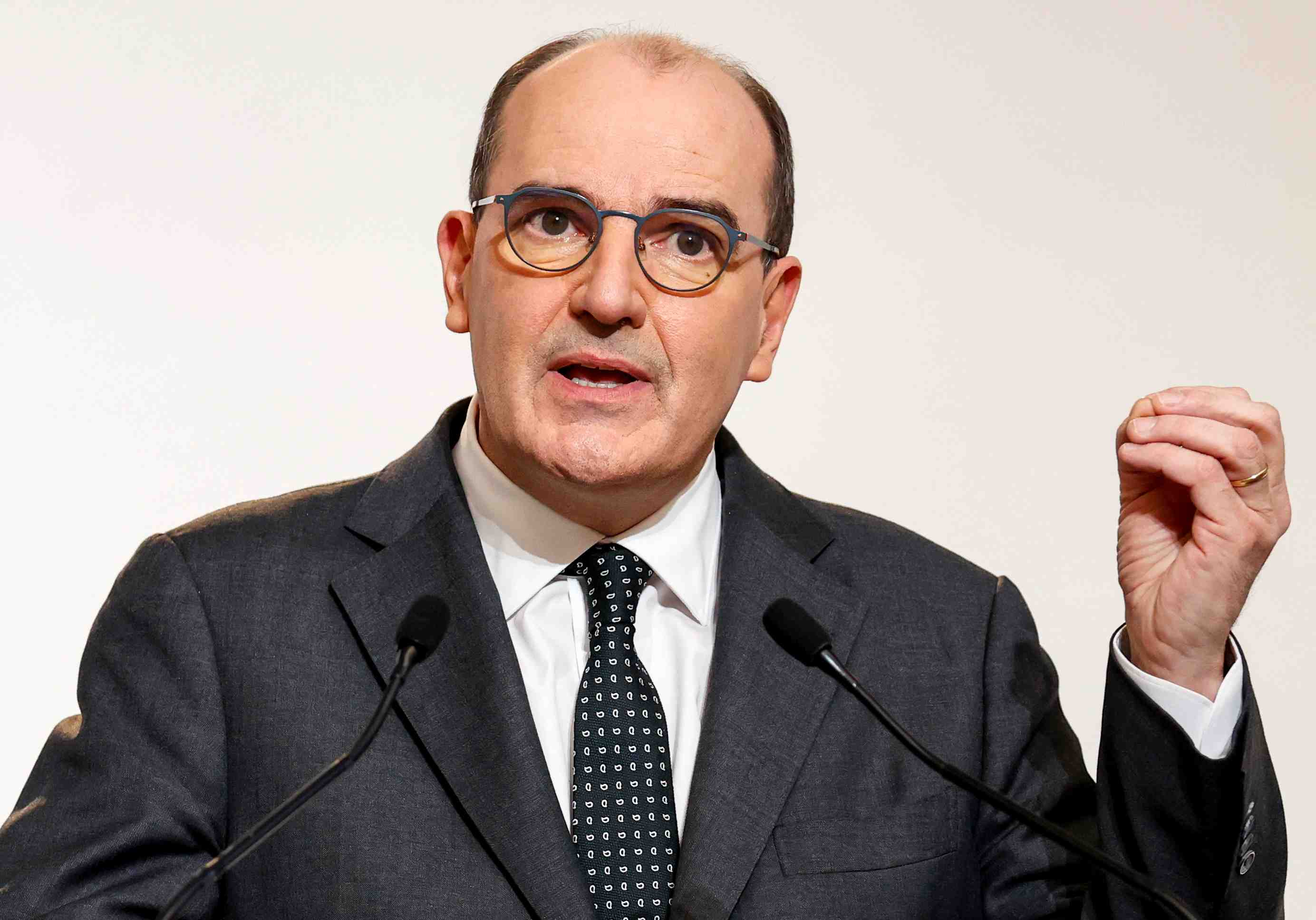 Castex favorable a l'"auto-confinement" recommande par le conseil scientifique