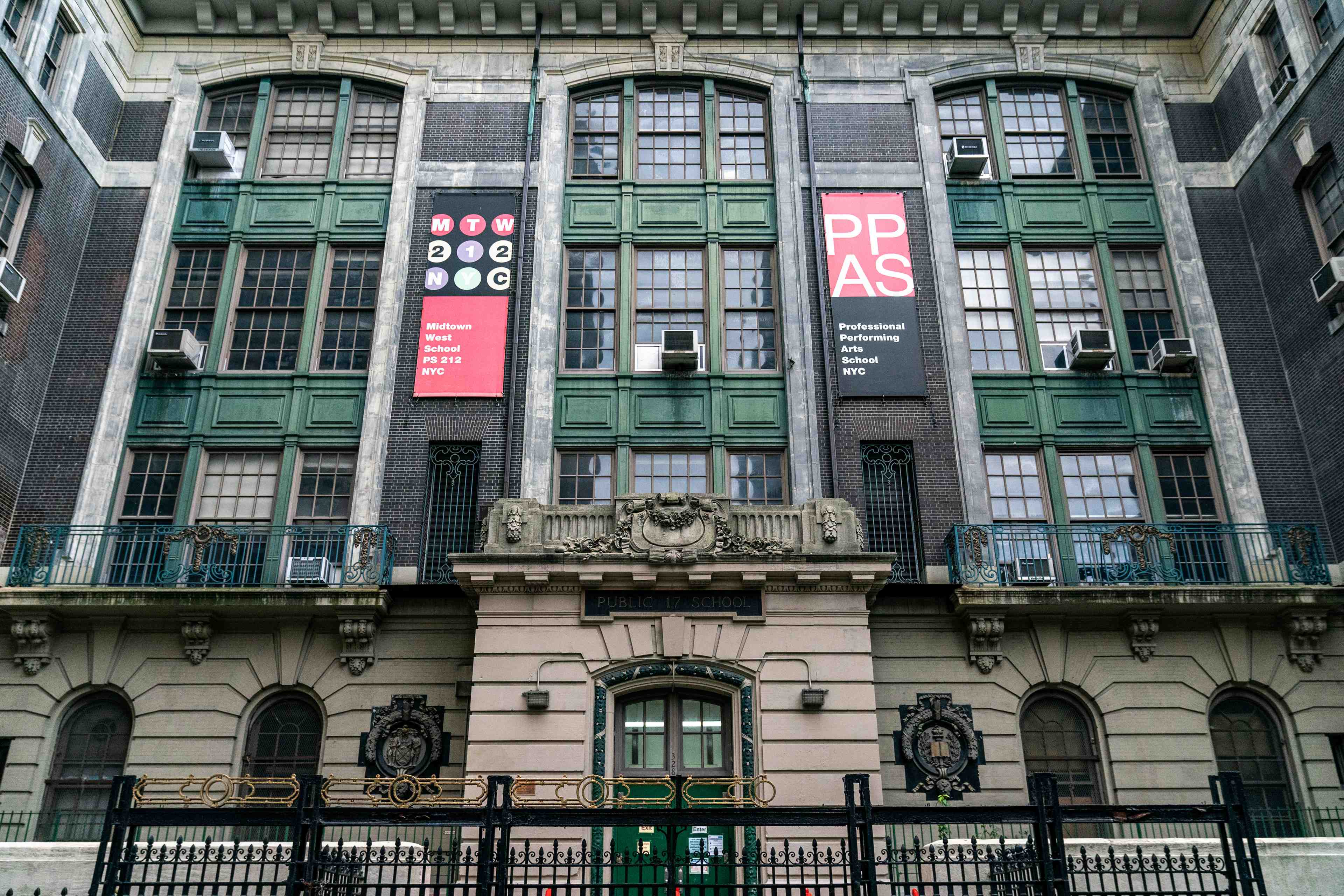 Les lyceens de new york retourneront en classe le 22 mars, dit le maire