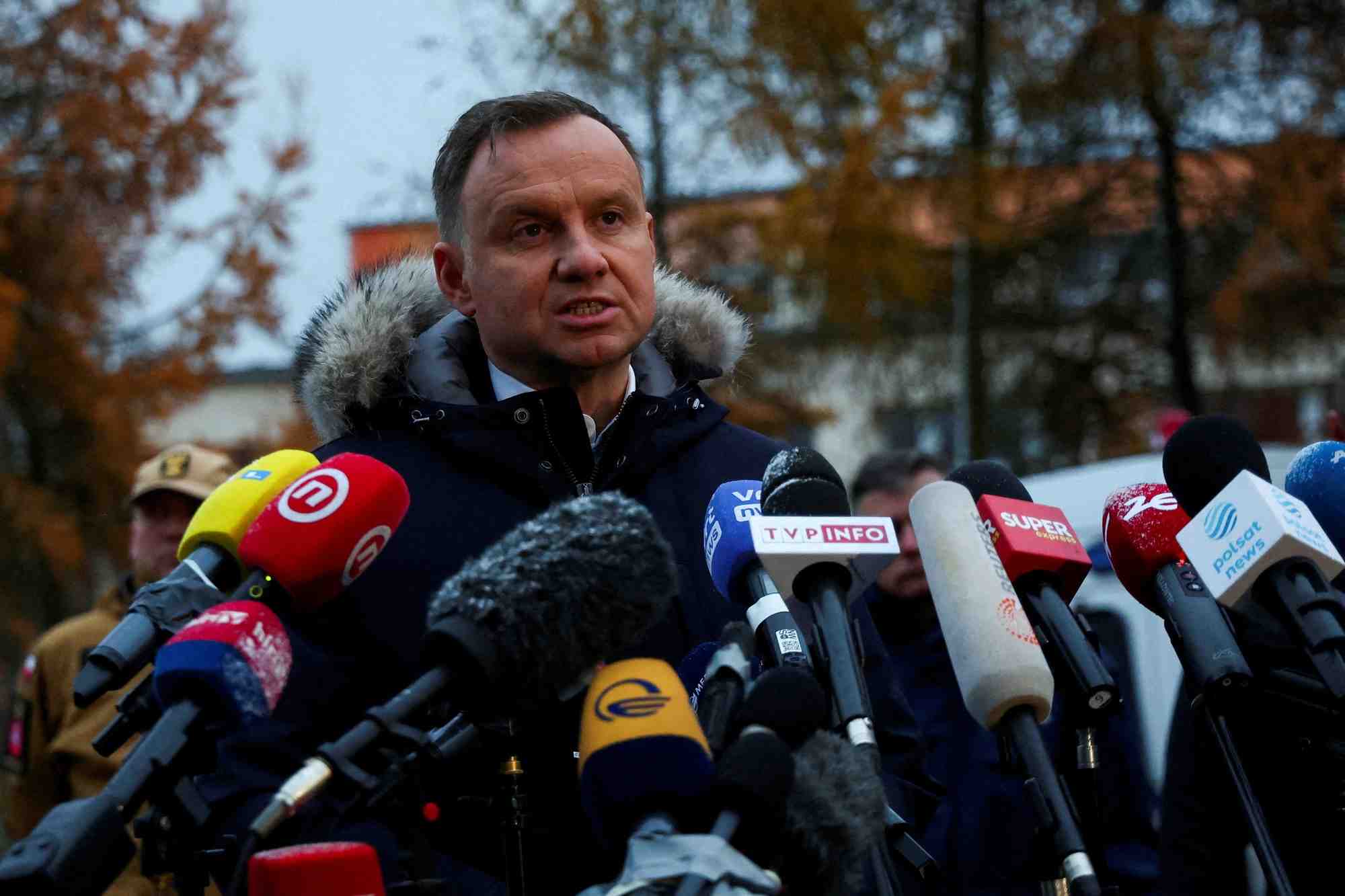 Le president polonais andrzej duda s'adresse aux medias lors de sa visite sur le site de la chute d'un missile a przewodow
