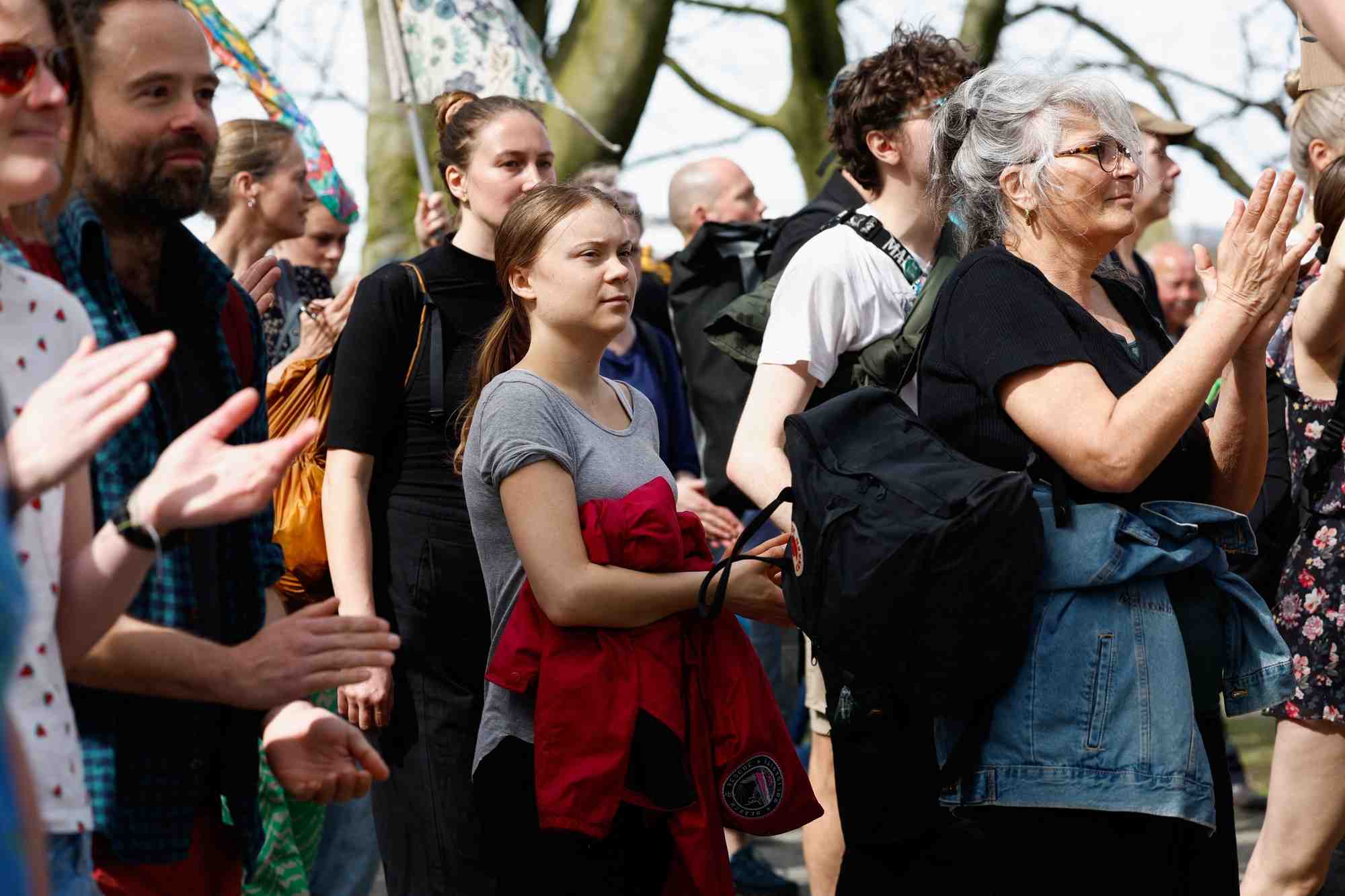 Des militants pour le climat bloquent l'autoroute a12 a la haye