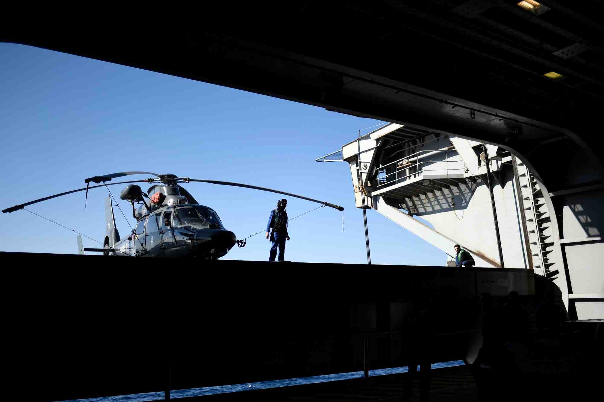 Un porte-helicopteres de la marine francaise en egypte