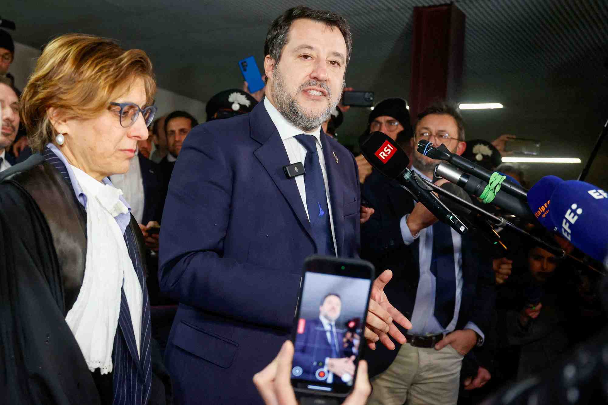 Le vice-premier ministre italien matteo salvini s'adresse aux medias, apres qu'un tribunal italien l'a acquitte des allegations d'enlevement dans une affaire impliquant un bateau de sauvetage de migrants qu'il a empeche d'accoster en italie 2019