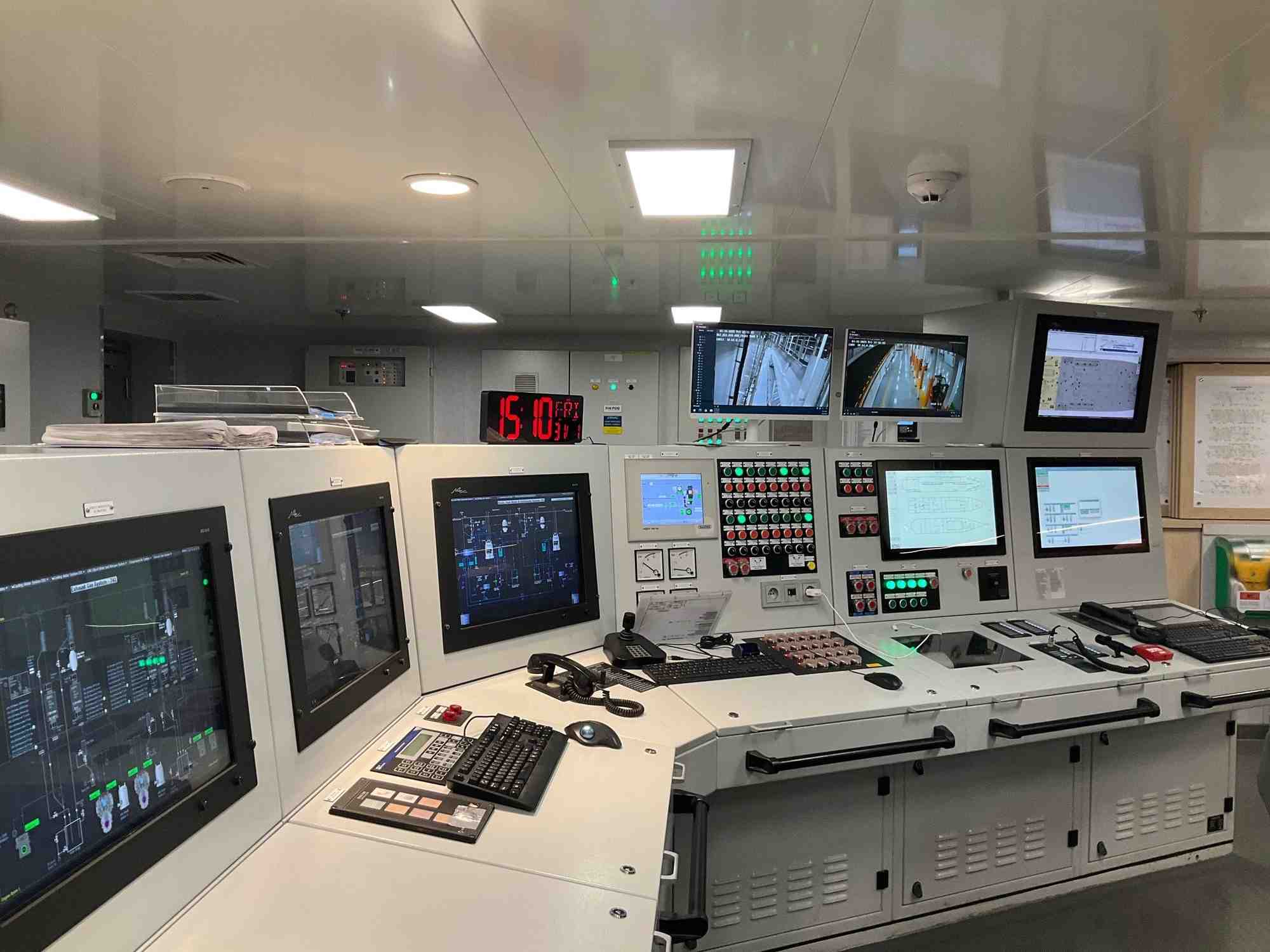 Au centre de pilotage du navire le Saint-Malo, la partie automation-contrôle du bateau, l’équipage assure, entre autres fonctions, la surveillance et la maintenance liée à la propulsion du gaz et de l’électricité.