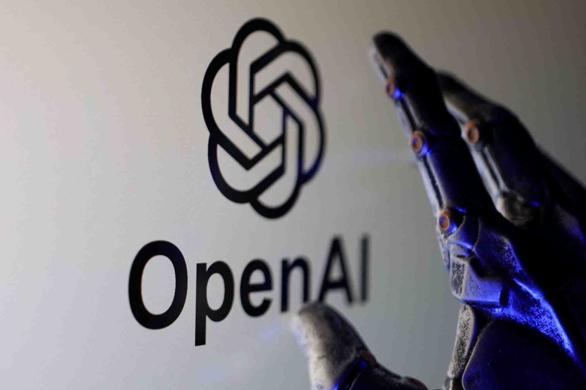OpenAI se positionne comme le seul acteur capable de proposer une « intelligence artificielle démocratique ».
