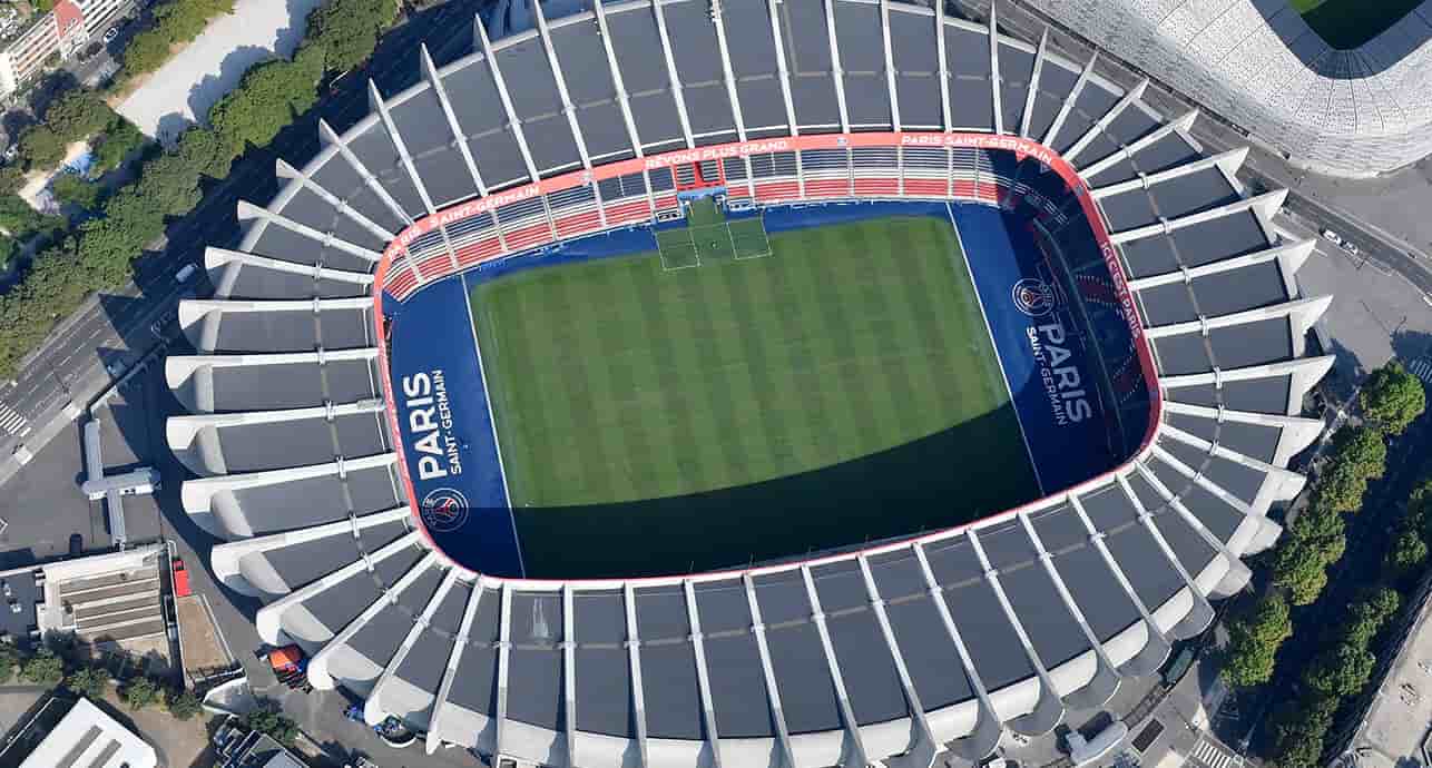 Au revoir le Parc des Princes et sa capacité de 65.000 places, bonjour la nouvelle enceinte plus moderne, accueillant 80 .000 à 90. 000 spectateurs. L'ambition est là, mais deux questions restent en suspens : où et quand ?