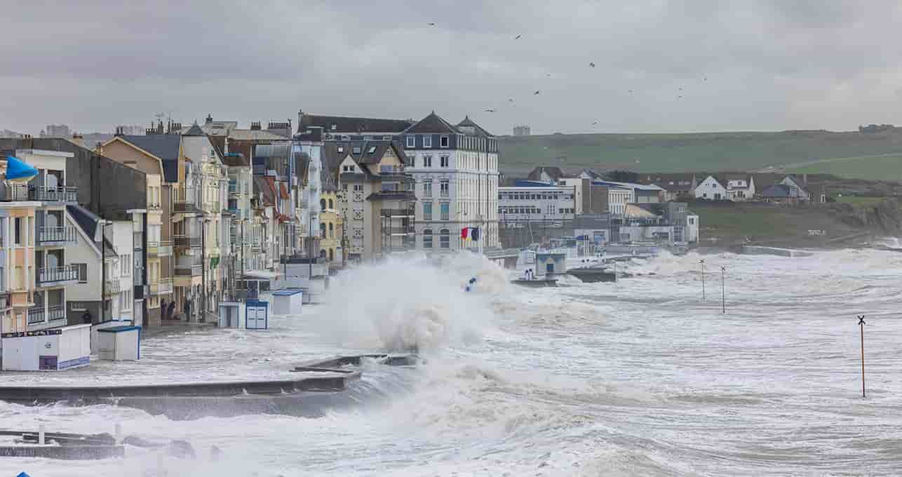 Vagues frappant la digue de Wimereux lors de la tempête Pierrick, sur la Côte d’Opale.