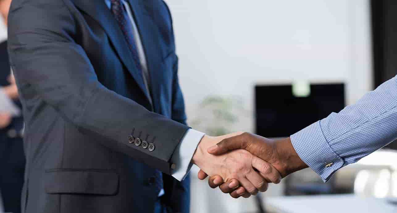 Accor, L’Oréal Groupe, Michael Page, Sanofi et 29 entreprises engagées proposent des mesures pour lutter contre toute forme de discrimination dans le monde du travail.